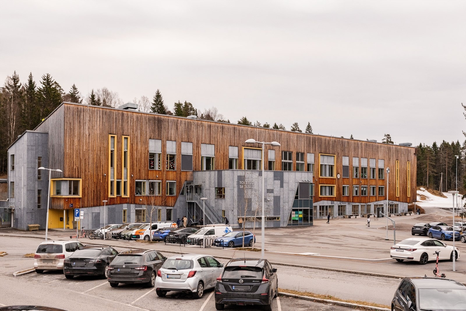 Tokerud ungdomsskole ligger kun et par hundre meter unna. Galleribilde