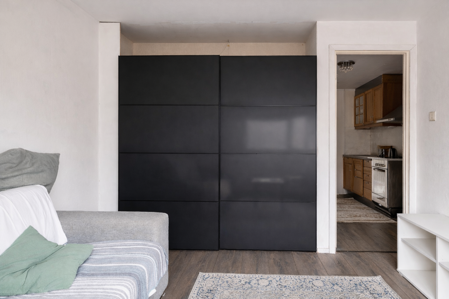 Rommet har en skyvedørsgarderobe for effektiv oppbevaring. Galleribilde