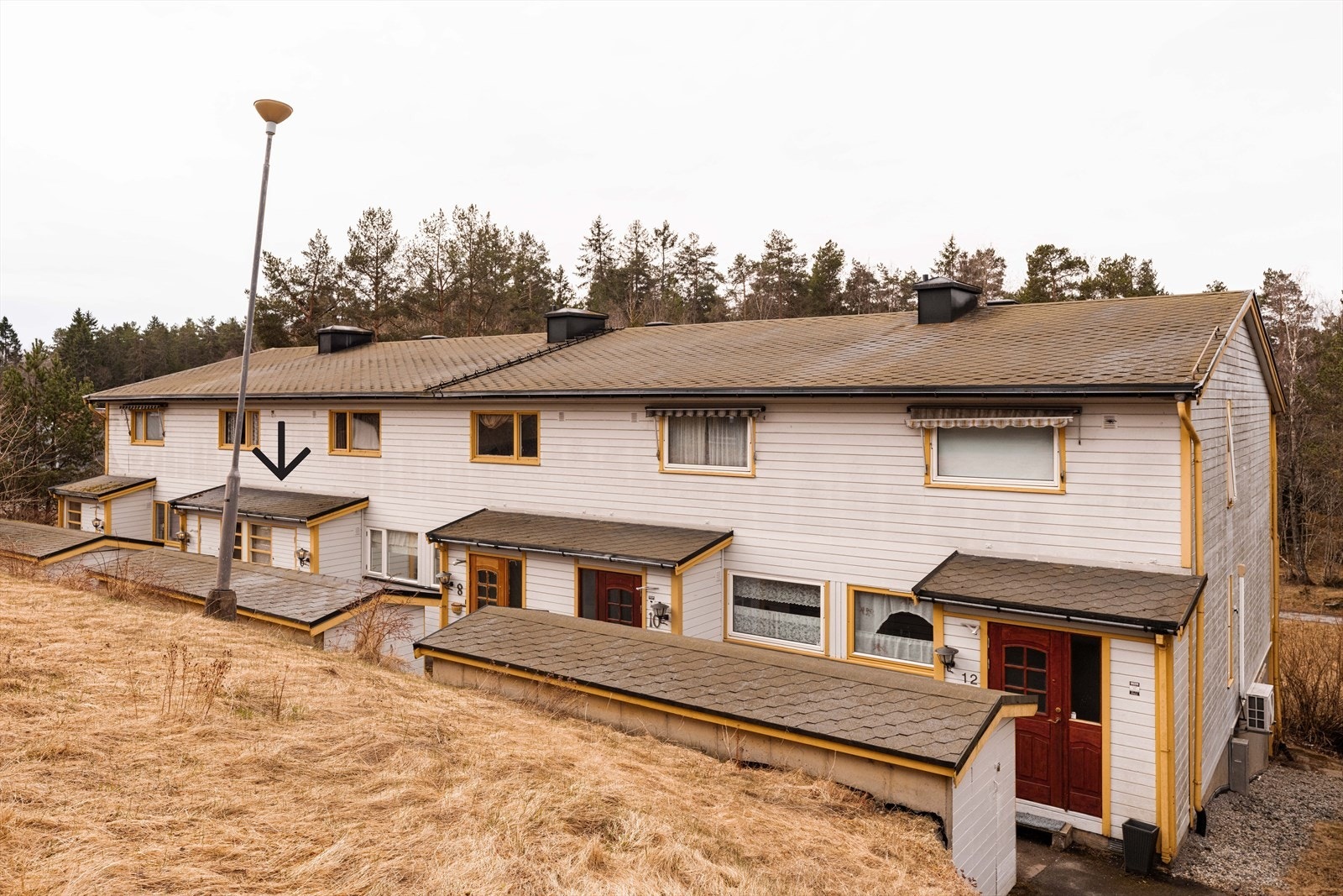 Et familievennlig rekkehus over tre plan, beliggende på et rolig og bilfritt høydedrag på Vestli. Boligen byr på totalt 27 m² med sørvestvendte uteplasser, fordelt på en terrasse med utgang til hage og to verandaer i etasjene over. Galleribilde
