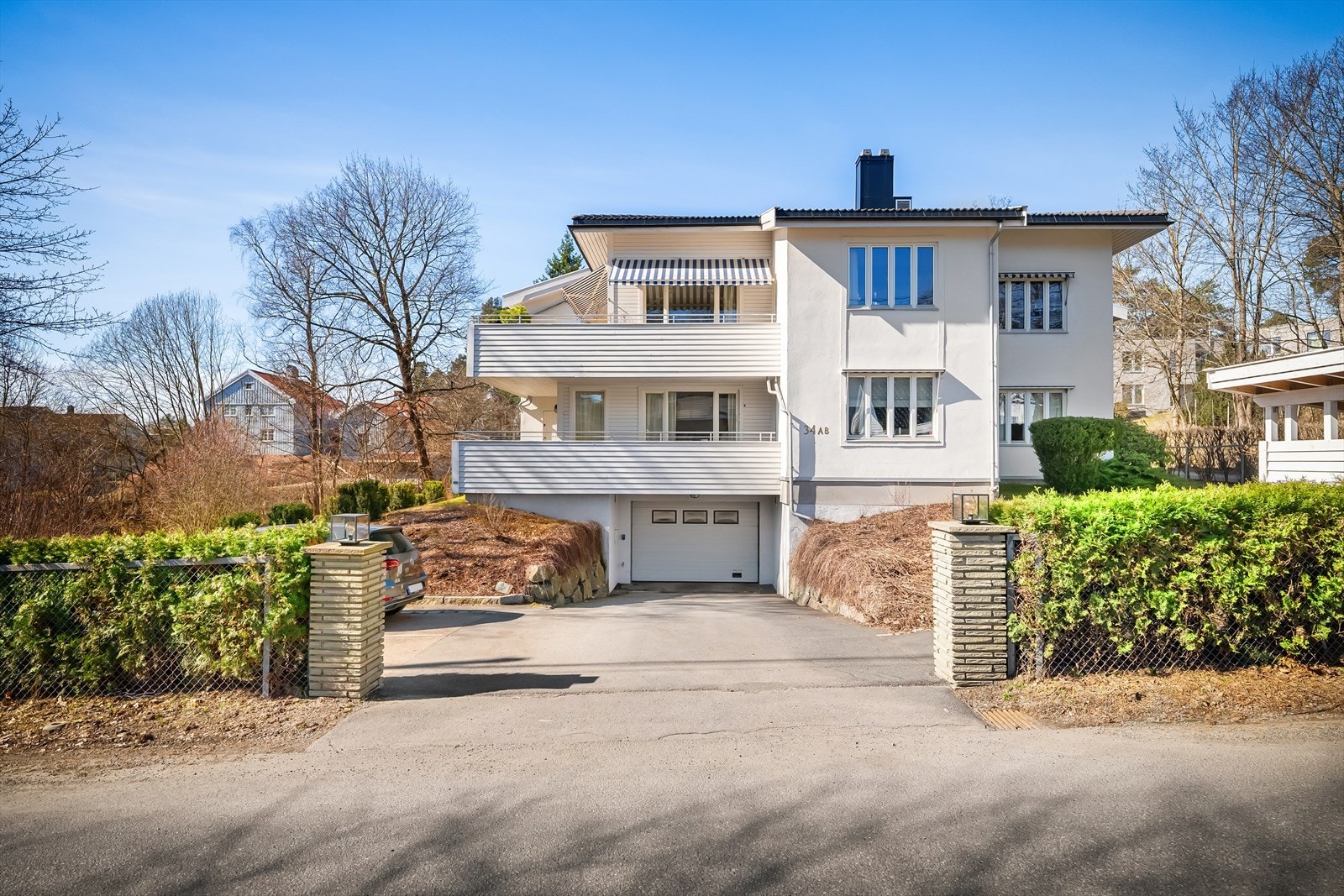 Det medfølger to garasjeplasser i felles garasjeanlegg med heisadkomst fra leilighetsplan. Det er varmekabler i nedkjøringen til garasjen. Galleribilde