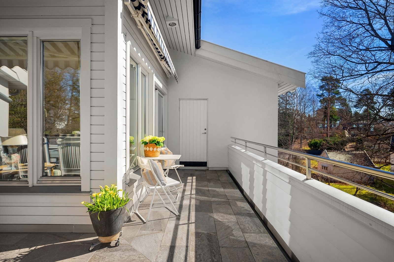På terrassen er det utendørs belysning, elektrisk markise, og bod på ca. 3 kvm. Galleribilde
