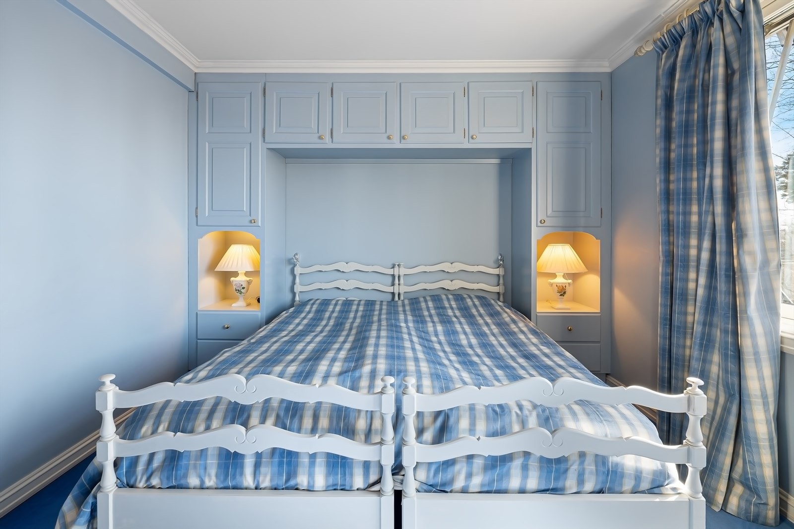 Pen plassbygget garderobe med innebygget nattbord. Galleribilde