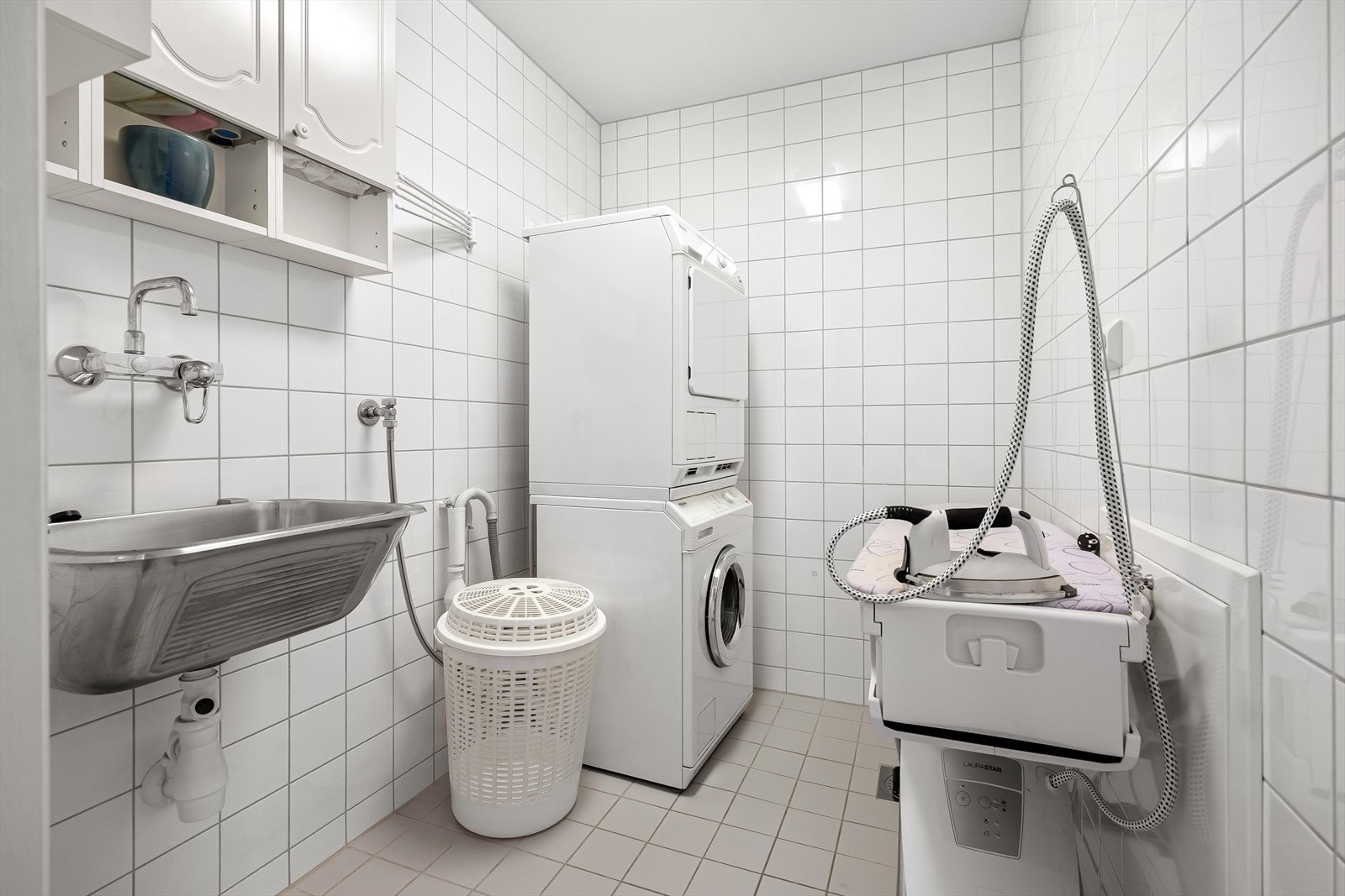 Praktisk, flislagt vaskerom med opplegg for både vaskemaskin og tørketrommel. Galleribilde