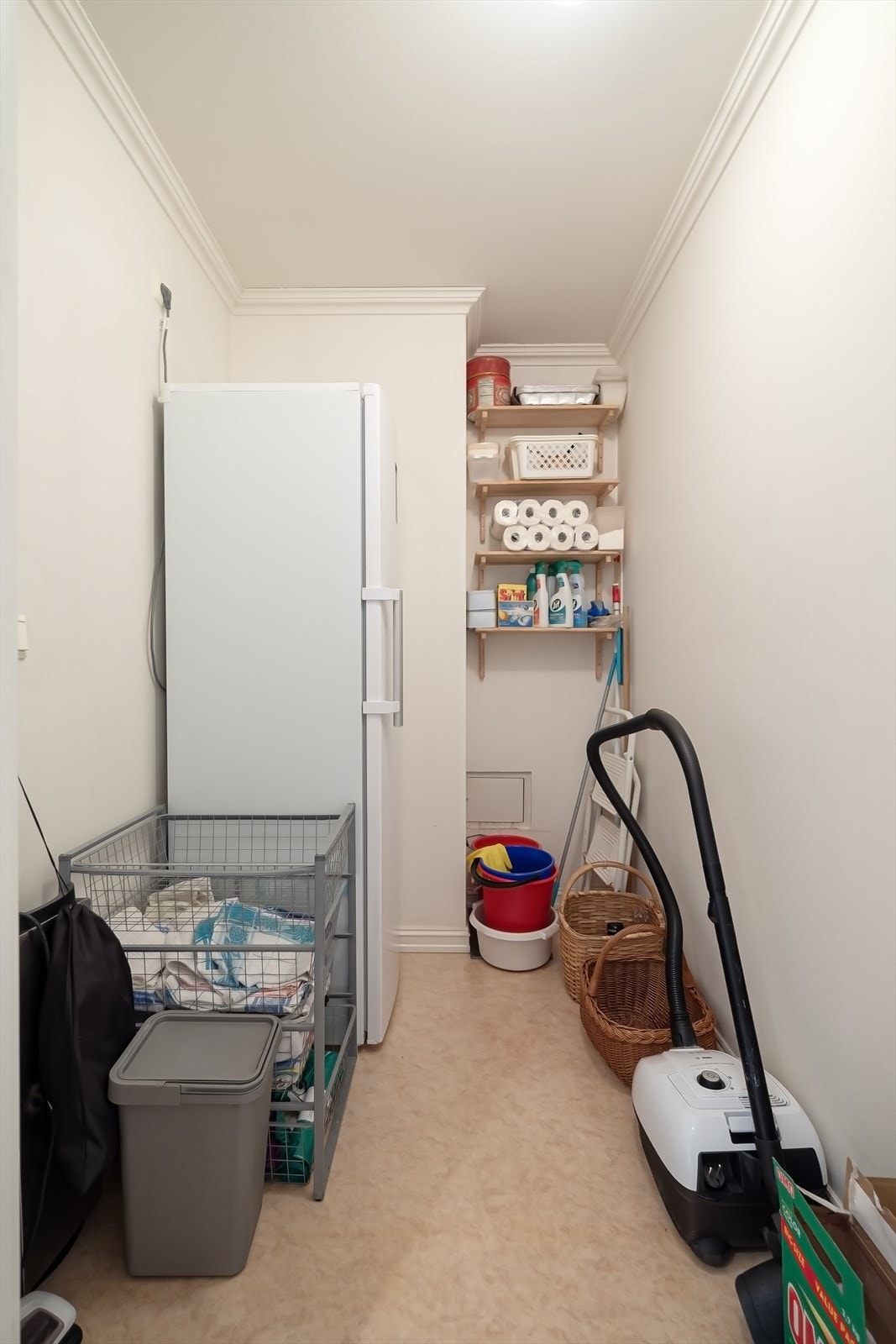 Det er flere praktiske boder i leiligheten for oppbevaring. I tillegg disponerer leiligheten en stor kjellerbod på ca. 13 kvm. Det er også felles sykkelbod og oppbevaringsbod i kjeller for beboerne. Galleribilde