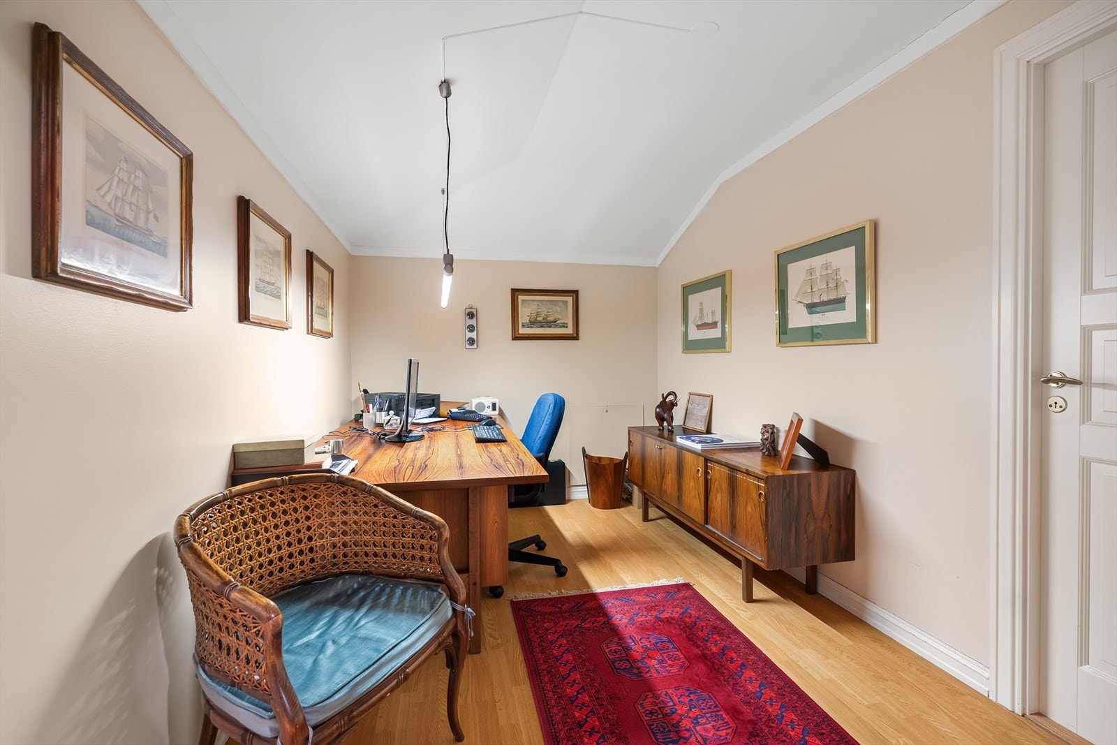 Loftet har et areal på ca. 21 kvm (24 kvm gulvareal) hvor det er to lagerrom og et teknisk rom. Selger har benyttet dette som sitt kontor. Rommet er ikke godkjent for varig opphold. Galleribilde