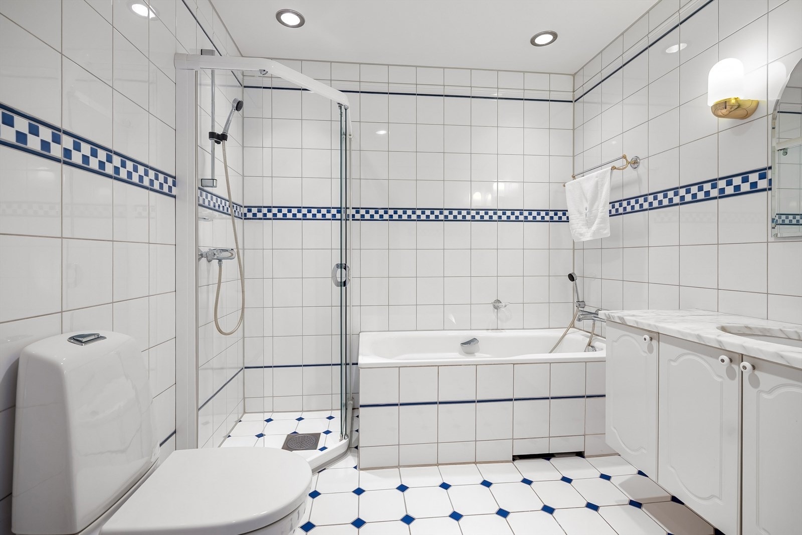 Hovedbadet har både badekar og dusjhjørne. Det er varmekabler i gulvet. Galleribilde