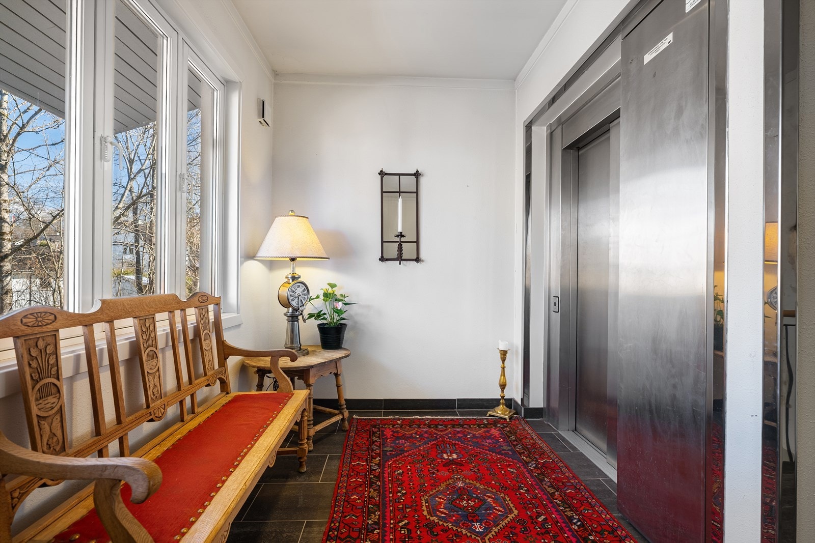 Leiligheten ligger i byggets 2. etasje med heisadkomst. Det er kun denne leiligheten som ligger i etasjen i denne oppgangen. Galleribilde