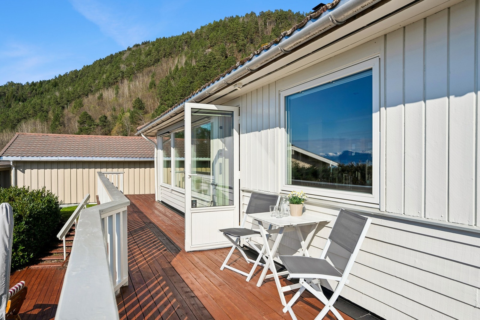 Adkomst ut til veranda fra stue/kjøkken. Galleribilde