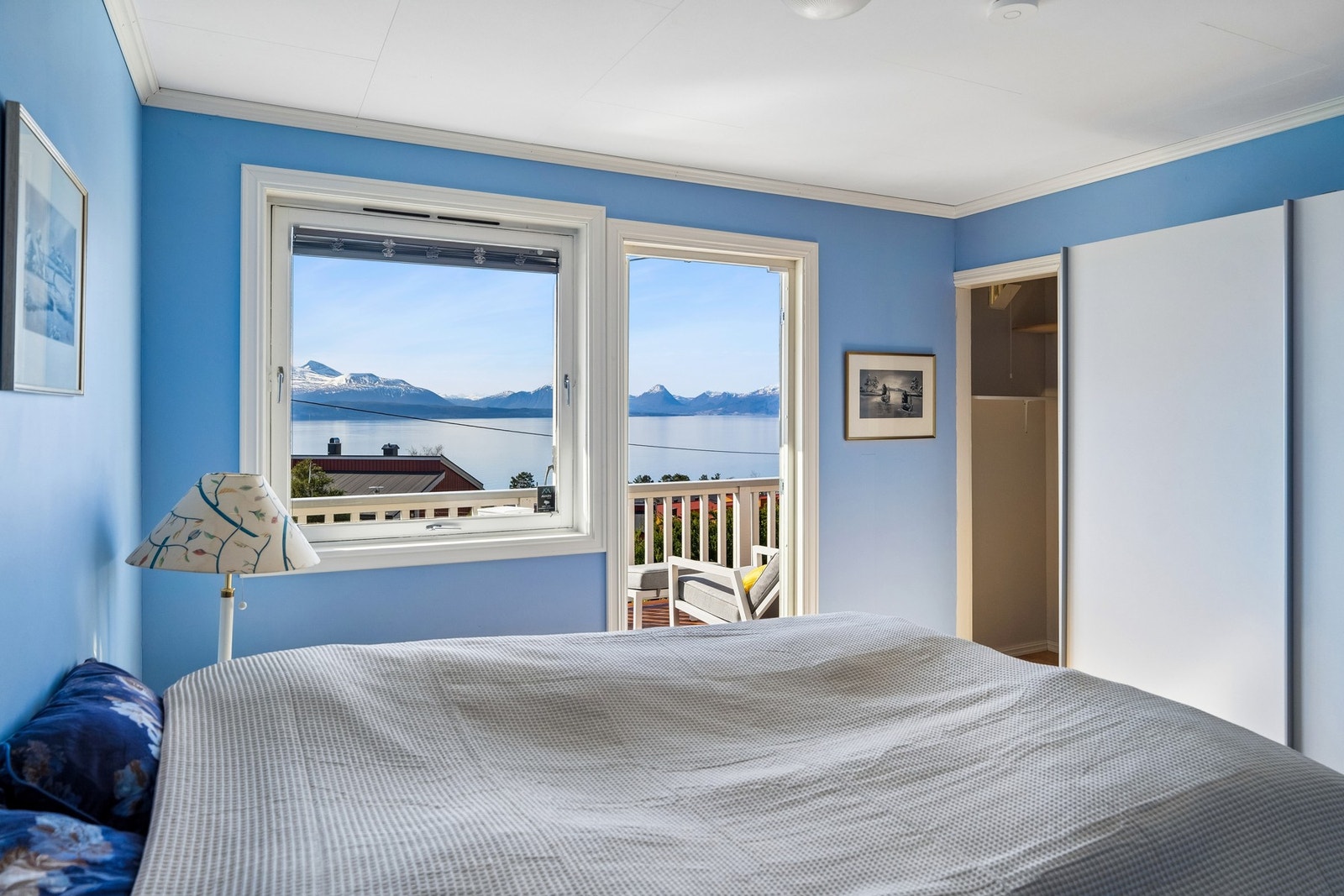 Hovedsoverom med adkomst ut til veranda. Galleribilde