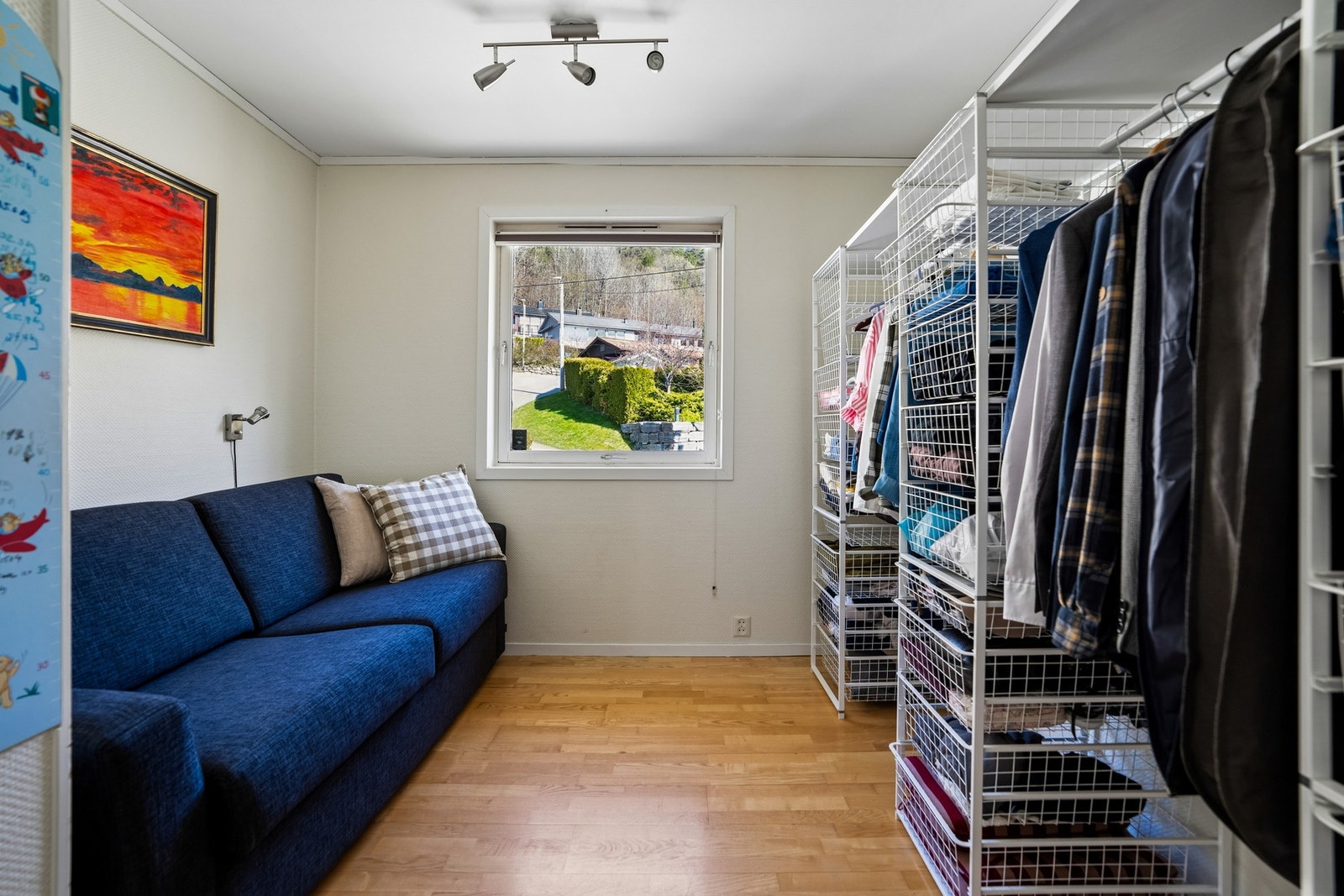 Soverom som er innredet som garderobe. Galleribilde