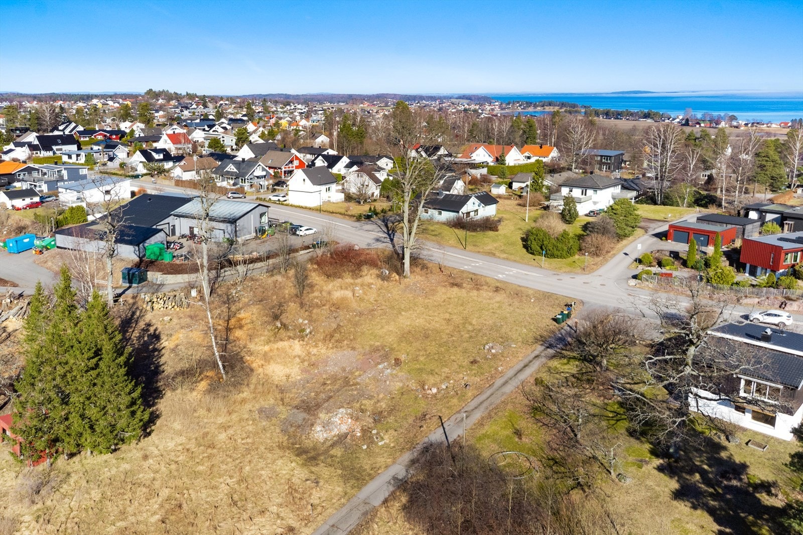Det er kun få minutters gange til sjø og strand samt til båthavn på Vallø og Klopp. Galleribilde