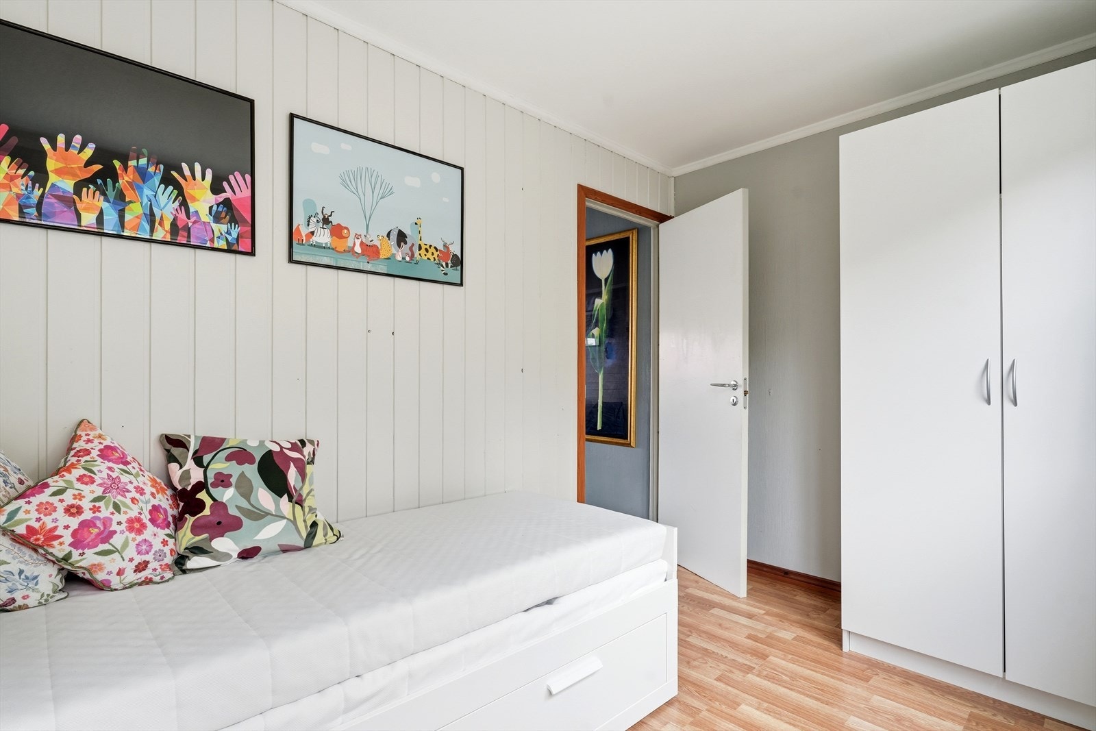 Det andre soverommet egner seg godt som barnerom, gjesterom eller kontor. Galleribilde