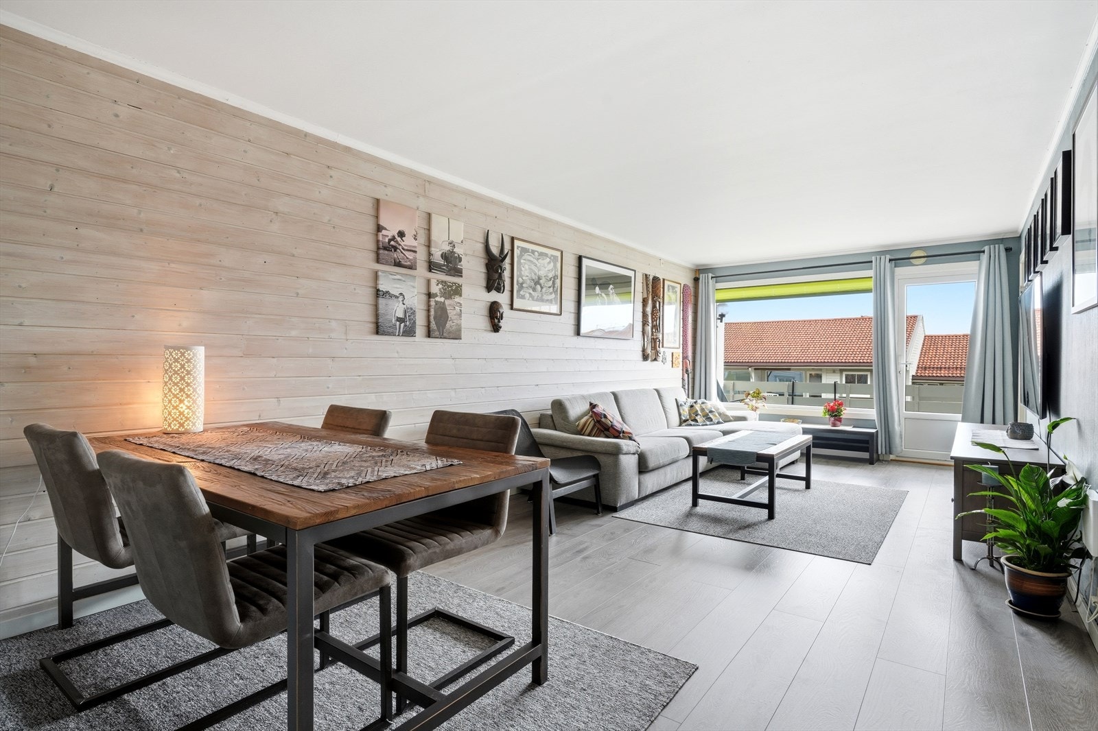 En åpen og sosial sone som binder sammen stue og spiseplass. Galleribilde