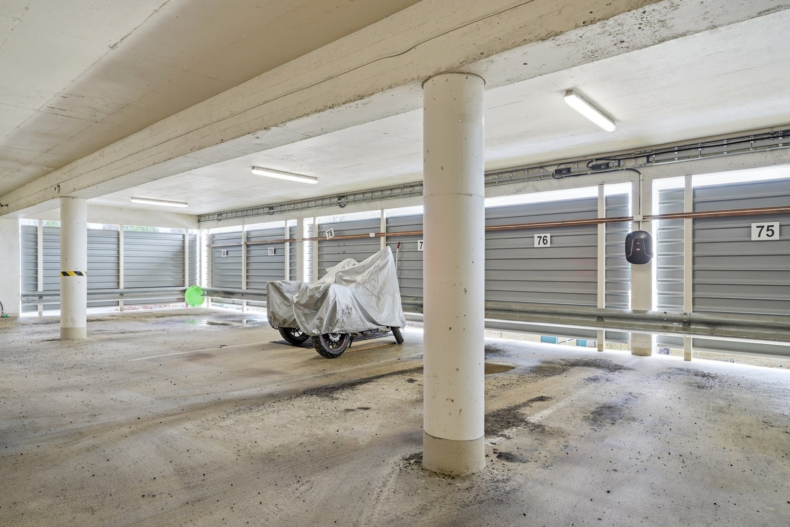 Leiligheten disponerer en fast parkeringsplass i felles garasjeanlegg, samt to boder på til sammen 7 m². Galleribilde