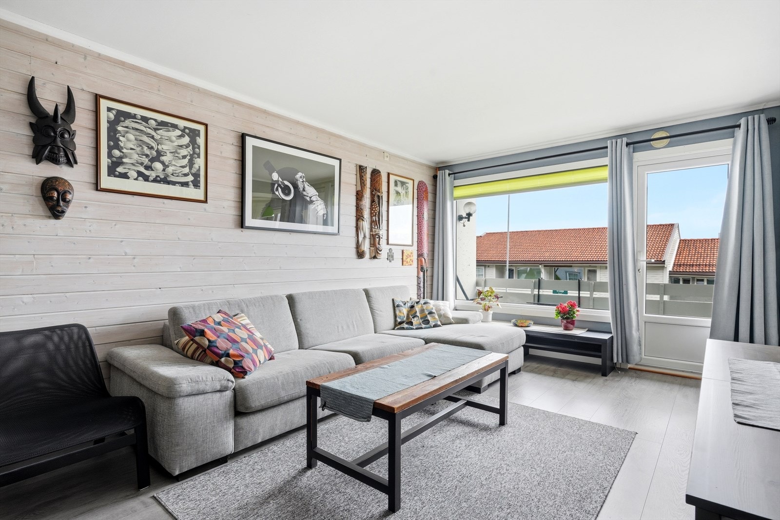 Stuen har store vindusflater og direkte utgang til balkongen på 4 m². Galleribilde