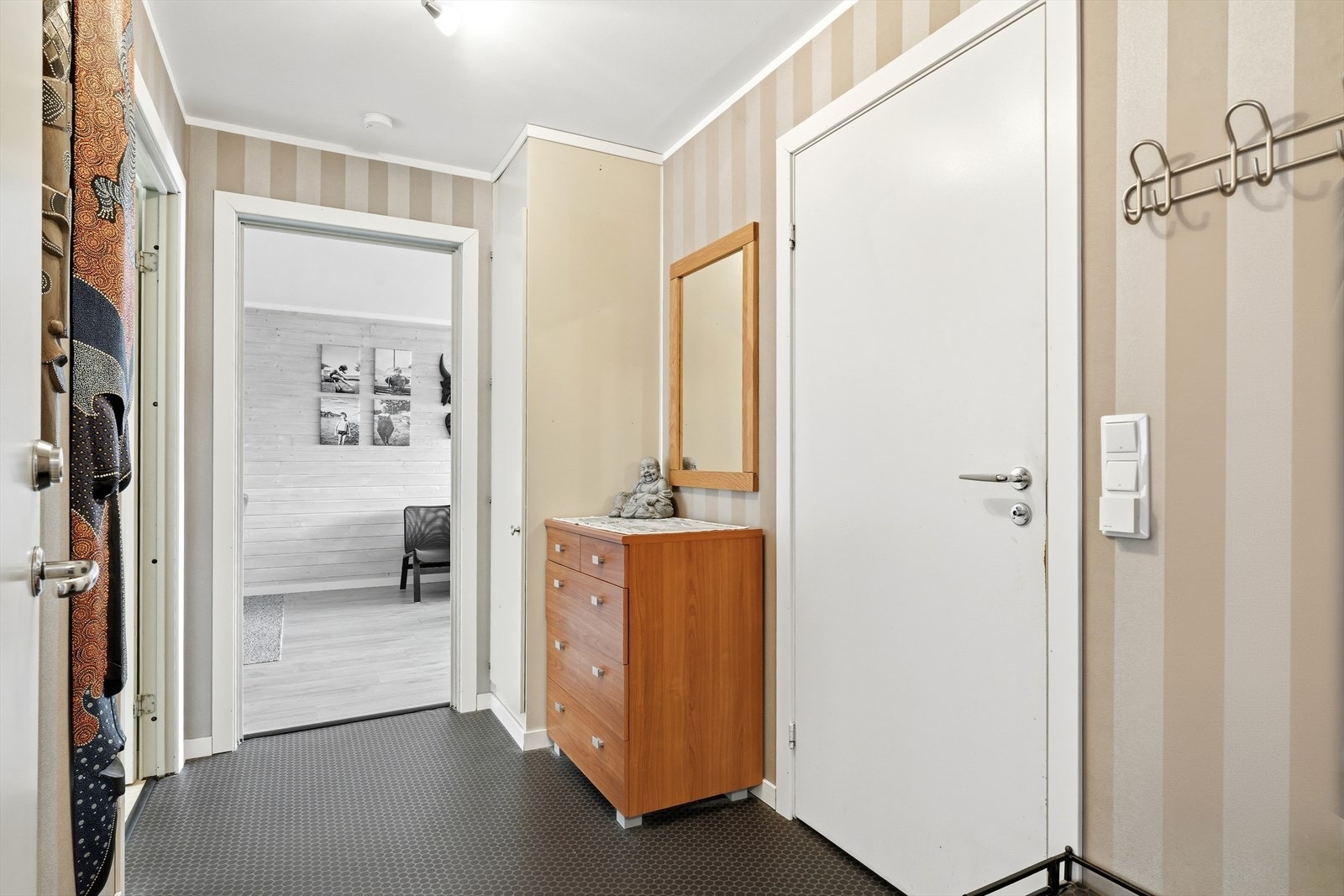 En innbydende entré med plass til oppbevaring av yttertøy og sko. Galleribilde