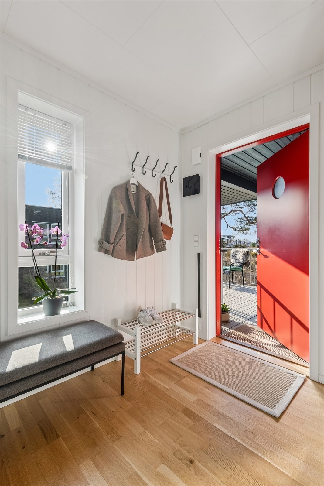 En innbydende entré med parkett på gulvet, som er gjennomgående i store deler av leiligheten. Galleribilde