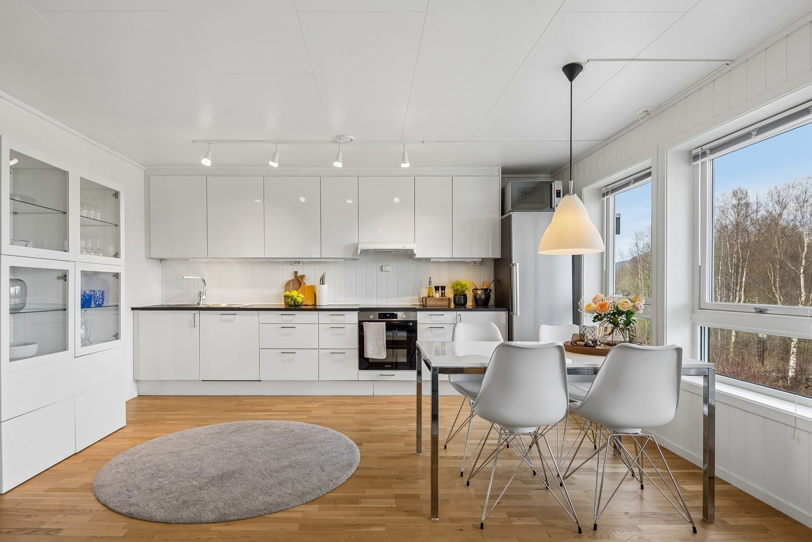 Boligen er utstyrt med vannbåren gulvvarme og balansert ventilasjon med varmegjenvinner, som sikrer jevn temperatur og et sunt inneklima året rundt. Galleribilde