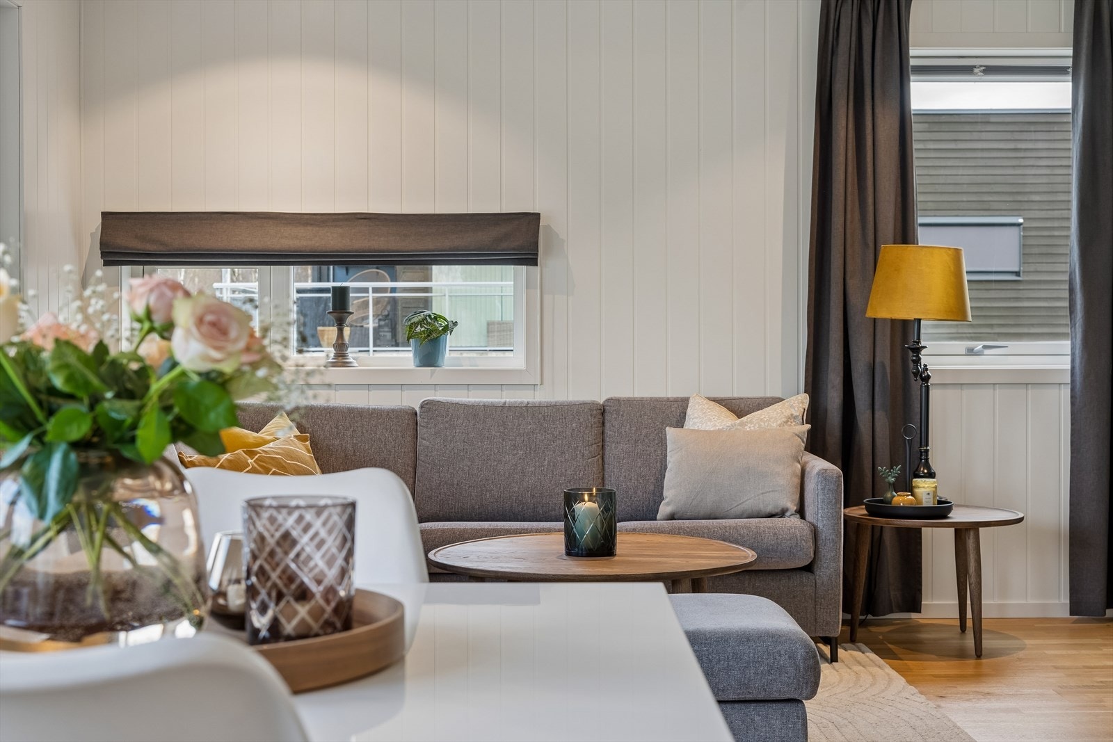 Stuen har god plass til en romslig sofagruppe. Galleribilde