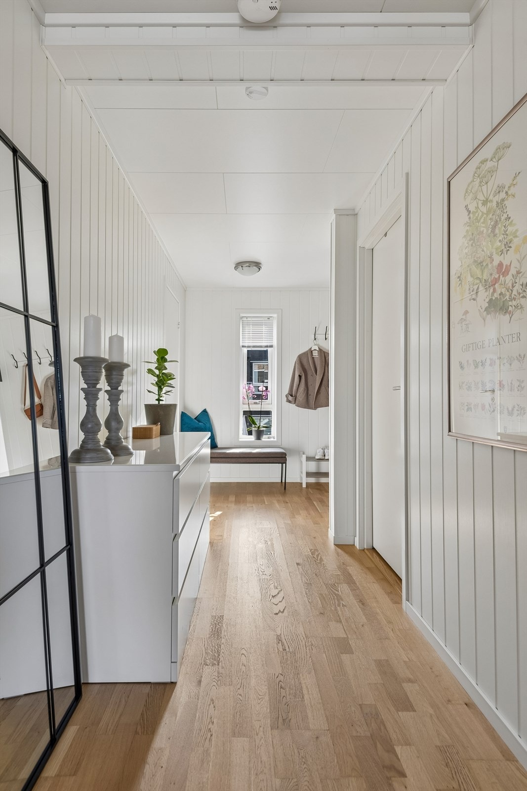 Gangen binder rommene sammen på en god måte. Overflatene består av malte plater på vegg og himlingsplater i tak. Galleribilde