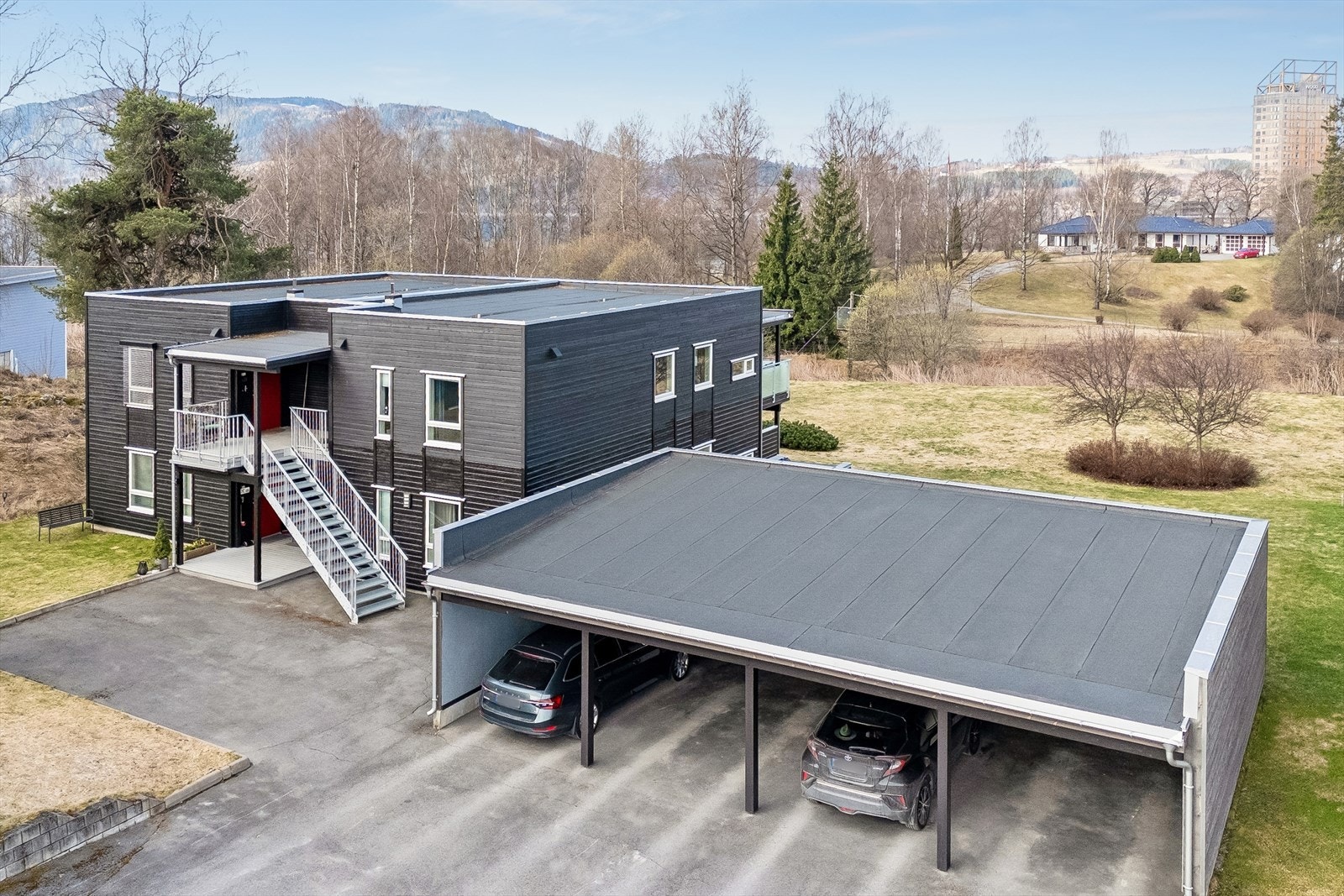 Eiendommen har felles, asfalterte parkeringsområder. Det følger med en parkeringsplass i carport og en utvendig bod på 6 m² som ligger i bakkant av pakreringsplassen. Galleribilde