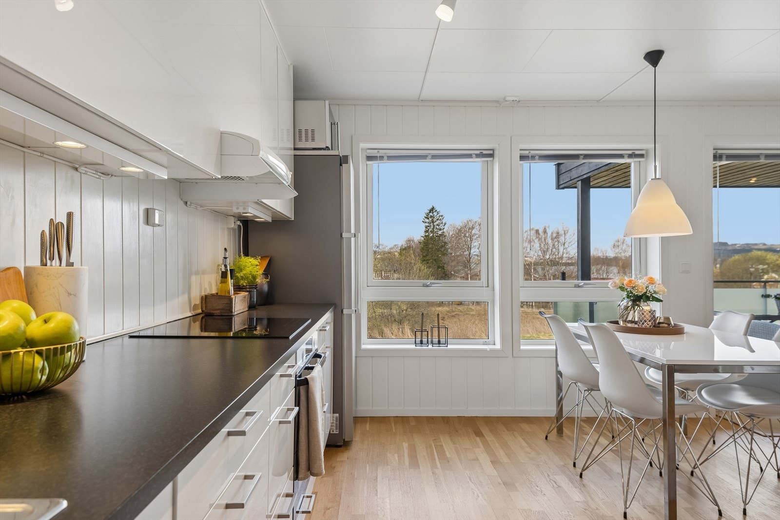 Fra leiligheten har man utsyn over nærområdet. Galleribilde