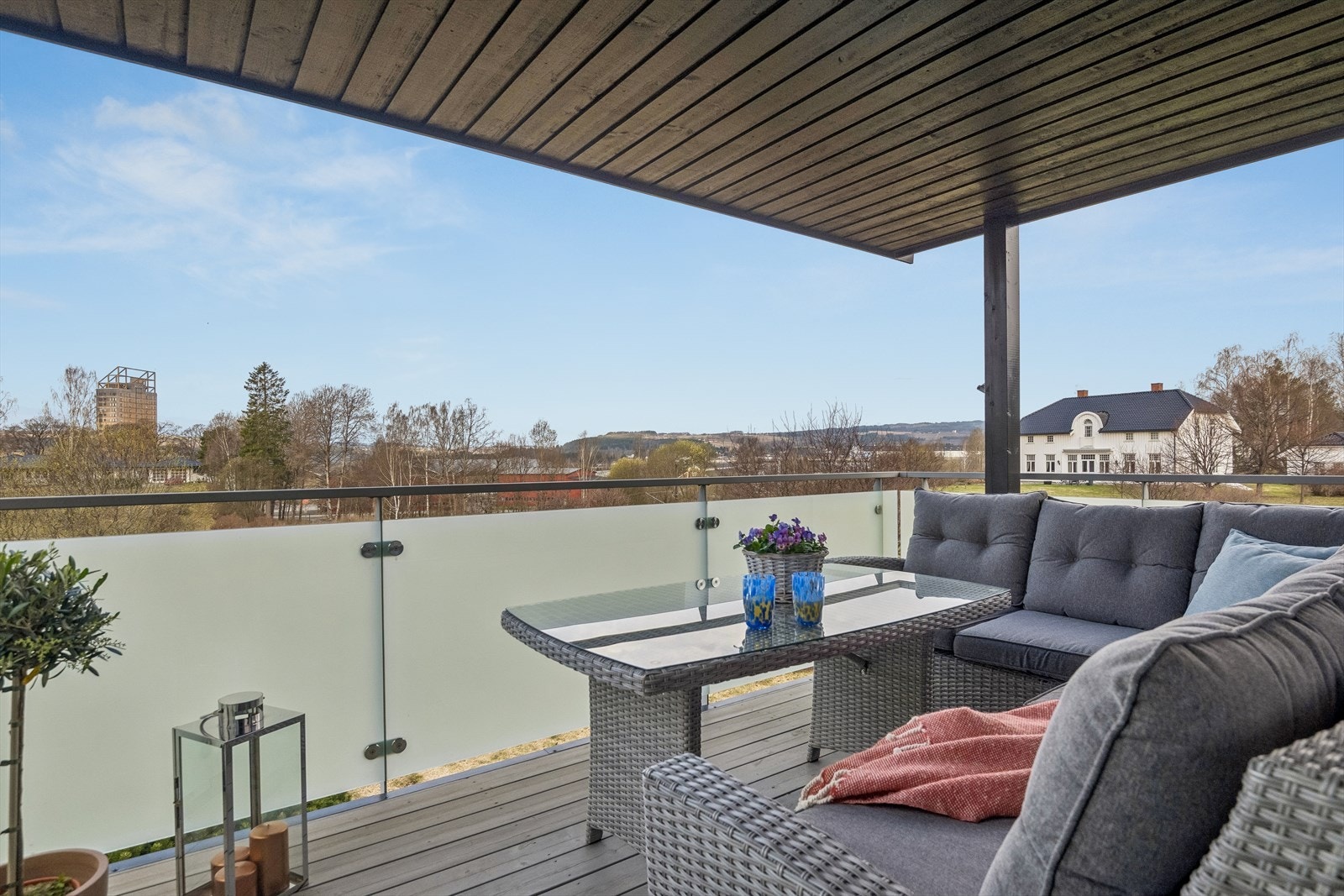 Fra stuen er det utgang til en 10 m² stor, vestvendt balkong. Galleribilde