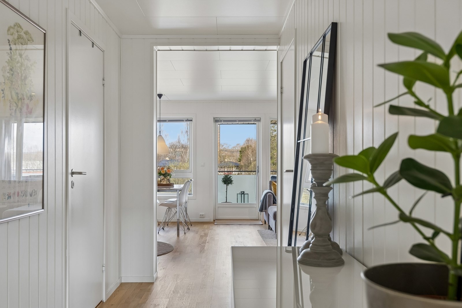 Fra gangen åpner leiligheten seg opp mot stuen og kjøkkenet, noe som gir en fin siktlinje gjennom boligen. Galleribilde