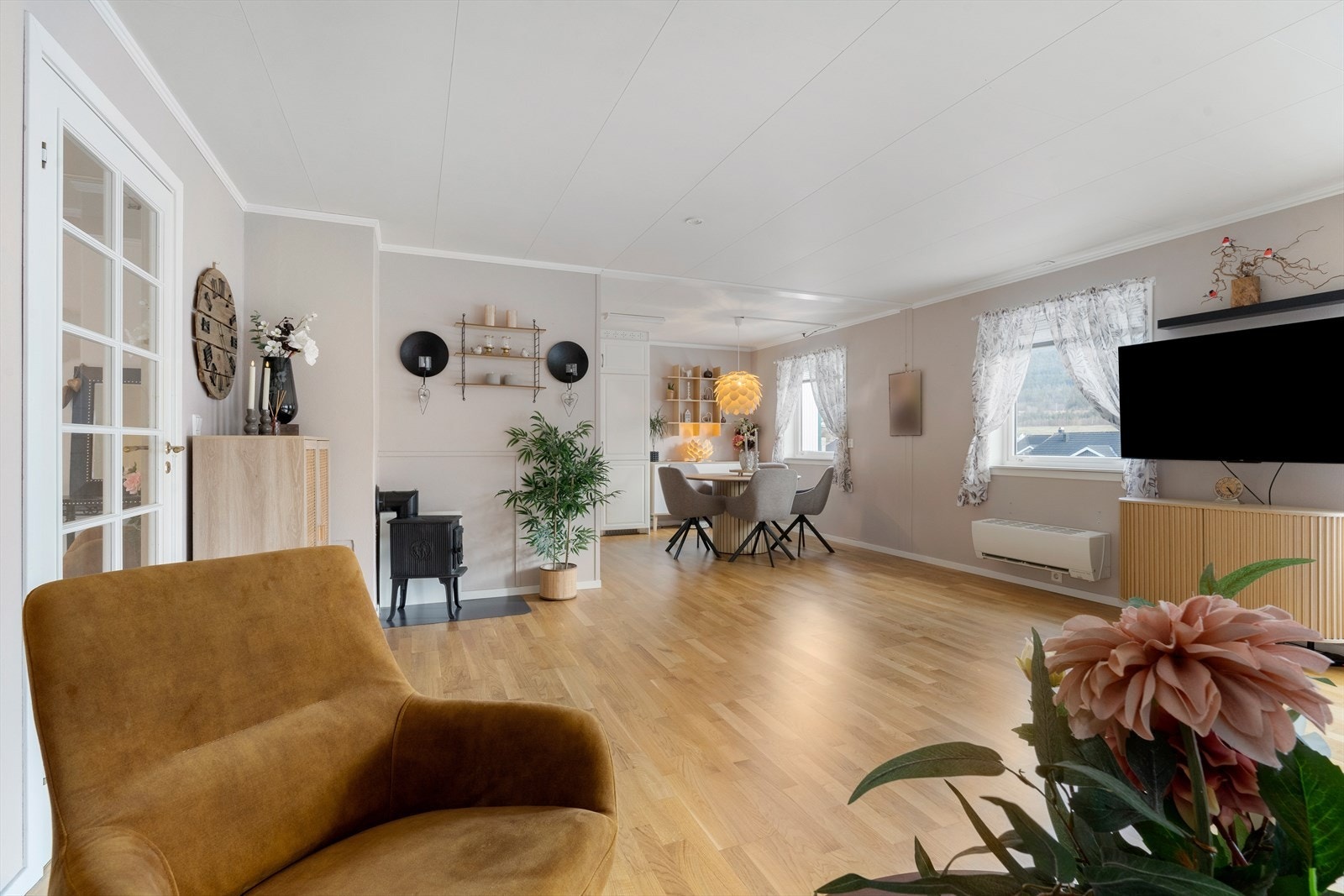 Lys og romslig stue i åpen løsning mot kjøkken Galleribilde