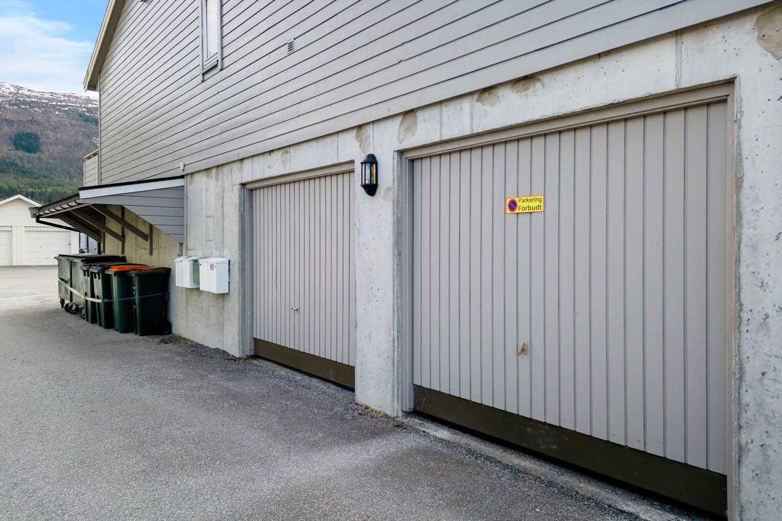 Garasje med automatisk portåpner følger leiligheten Galleribilde