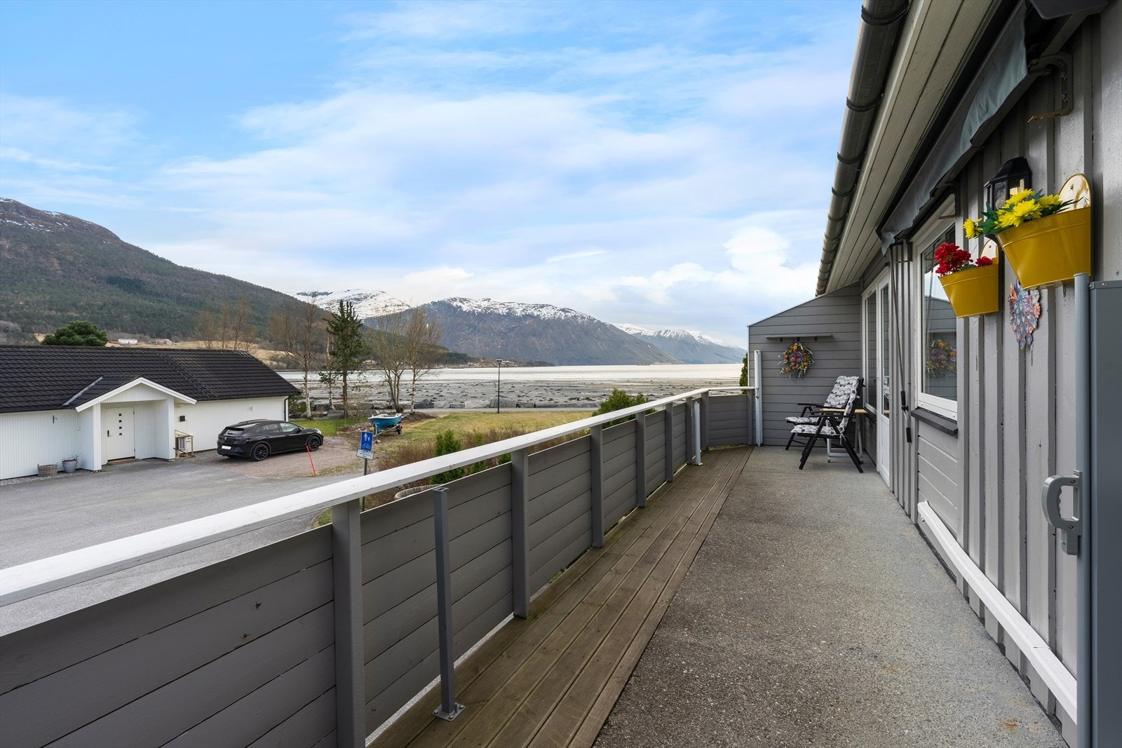 Stor veranda på 16 kvm med flott fjordutsikt Galleribilde