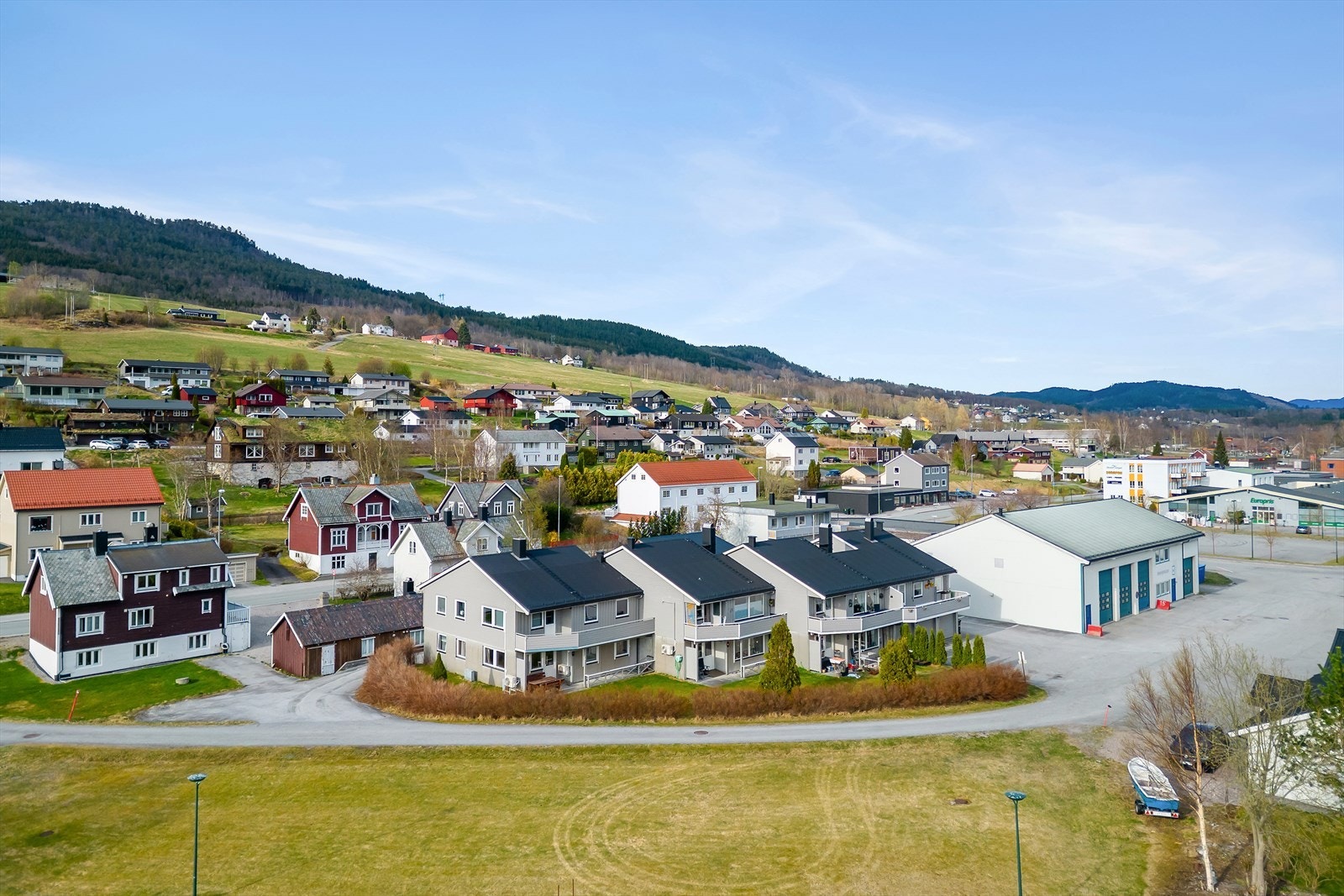 Borettslaget ligger i Eidsvåg sentrum, med butikker og servicetilbud i umiddelbar nærhet Galleribilde