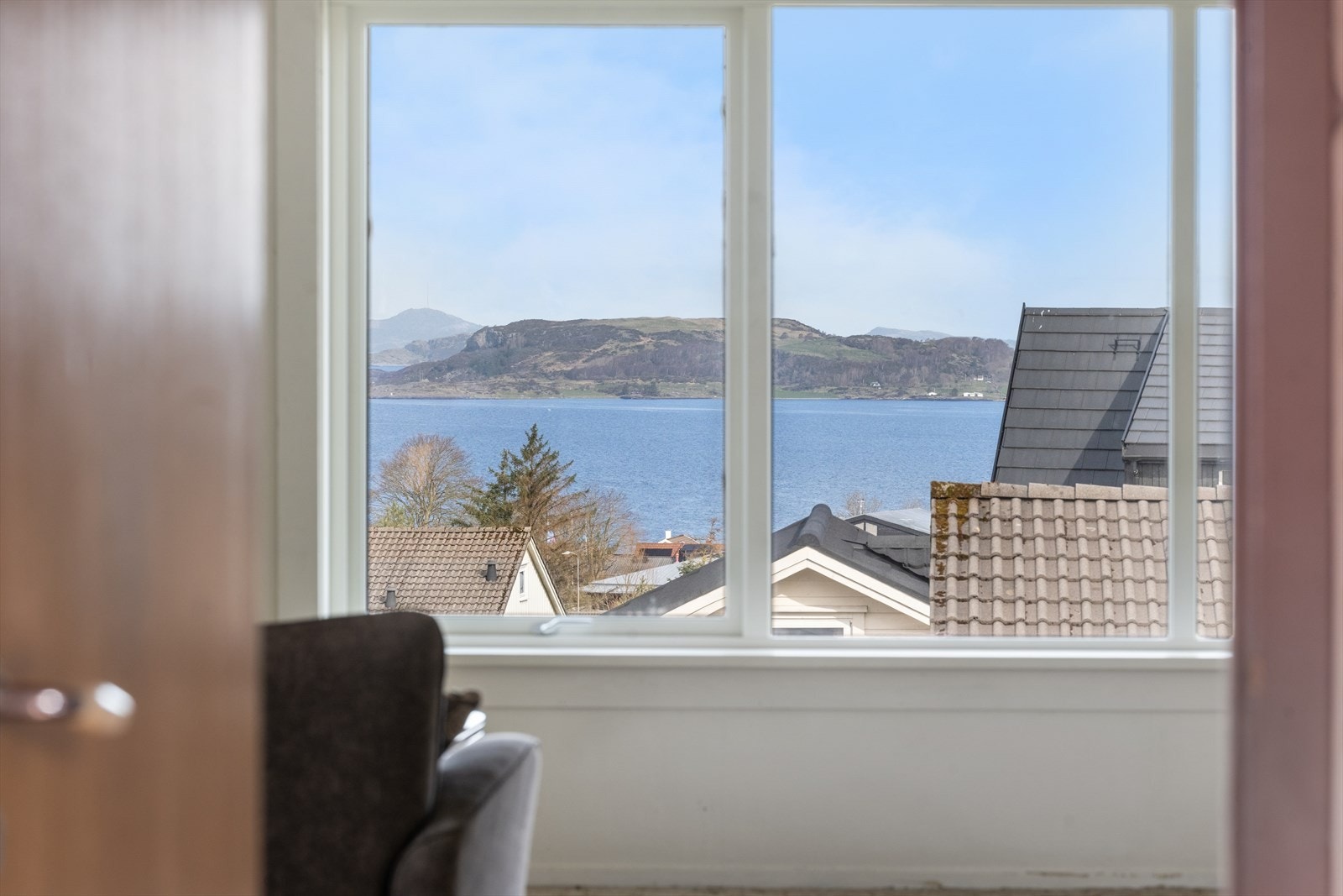 Utsikten mot sjøen er en kvalitet som preger boligen og kan nytes fra flere rom. Galleribilde