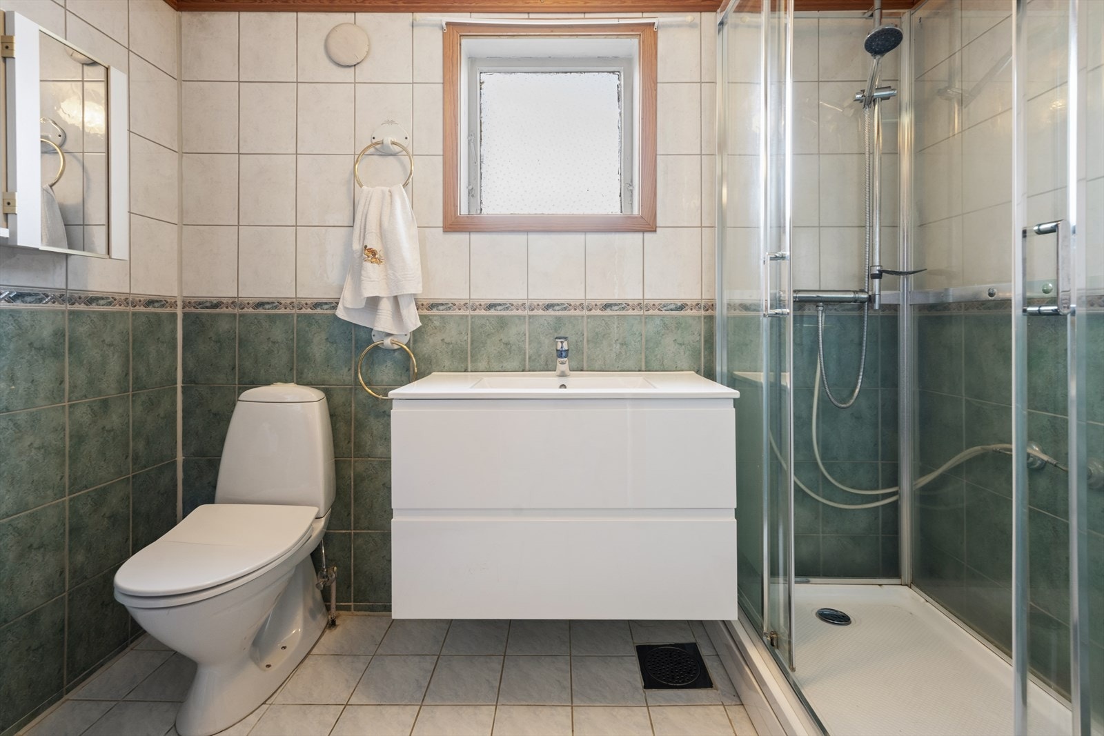 Badet i første etasje er utstyrt med dusjkabinett, toalett og servant med underskap. Galleribilde