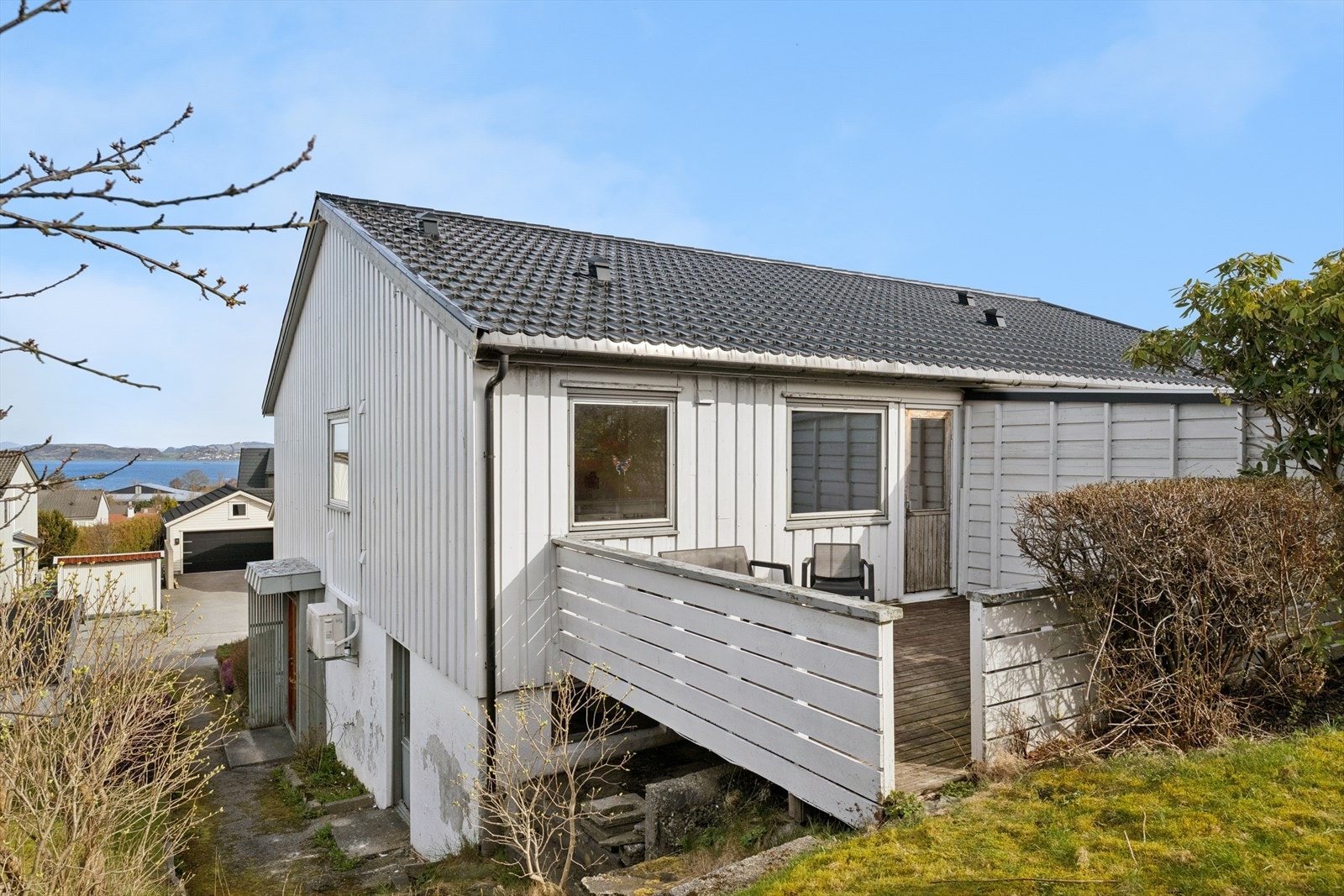 Boligens uteplass på 17 m² er et utmerket utgangspunkt for å skape en privat oase. Legg merke til taket som ble byttet i 2012 av Byggmester-Bob. Galleribilde