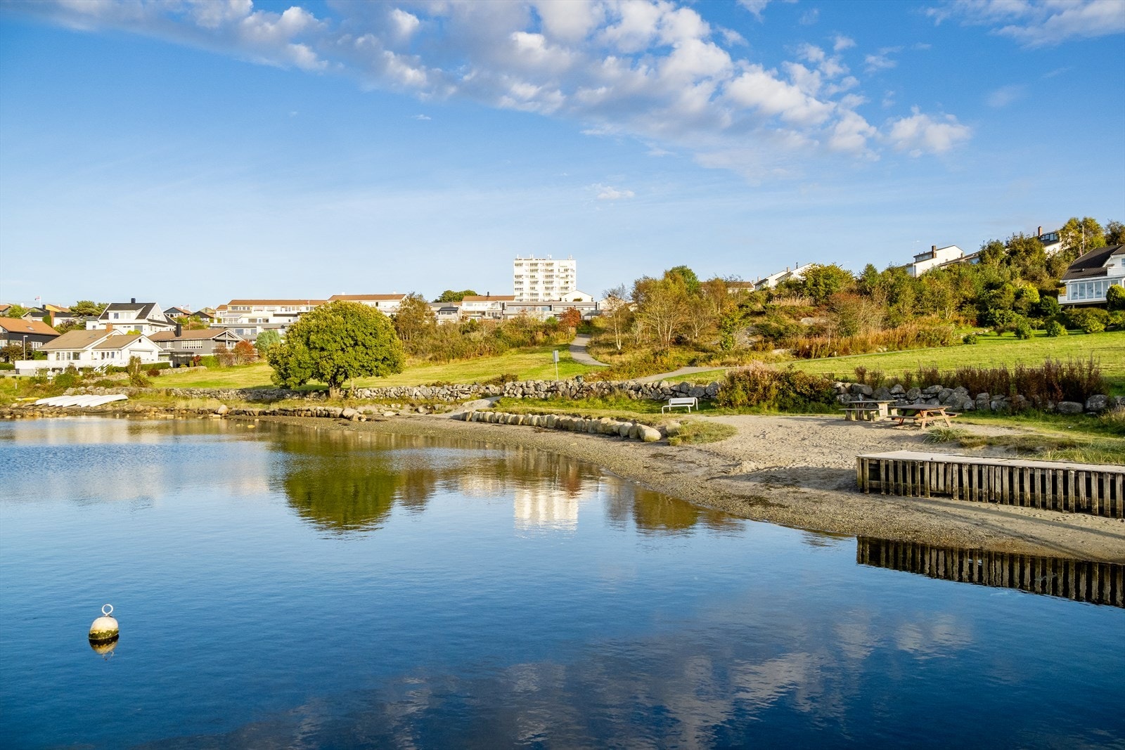 Kort vei til badeplasser og kystlinjen forfrisker på varme dager. Galleribilde