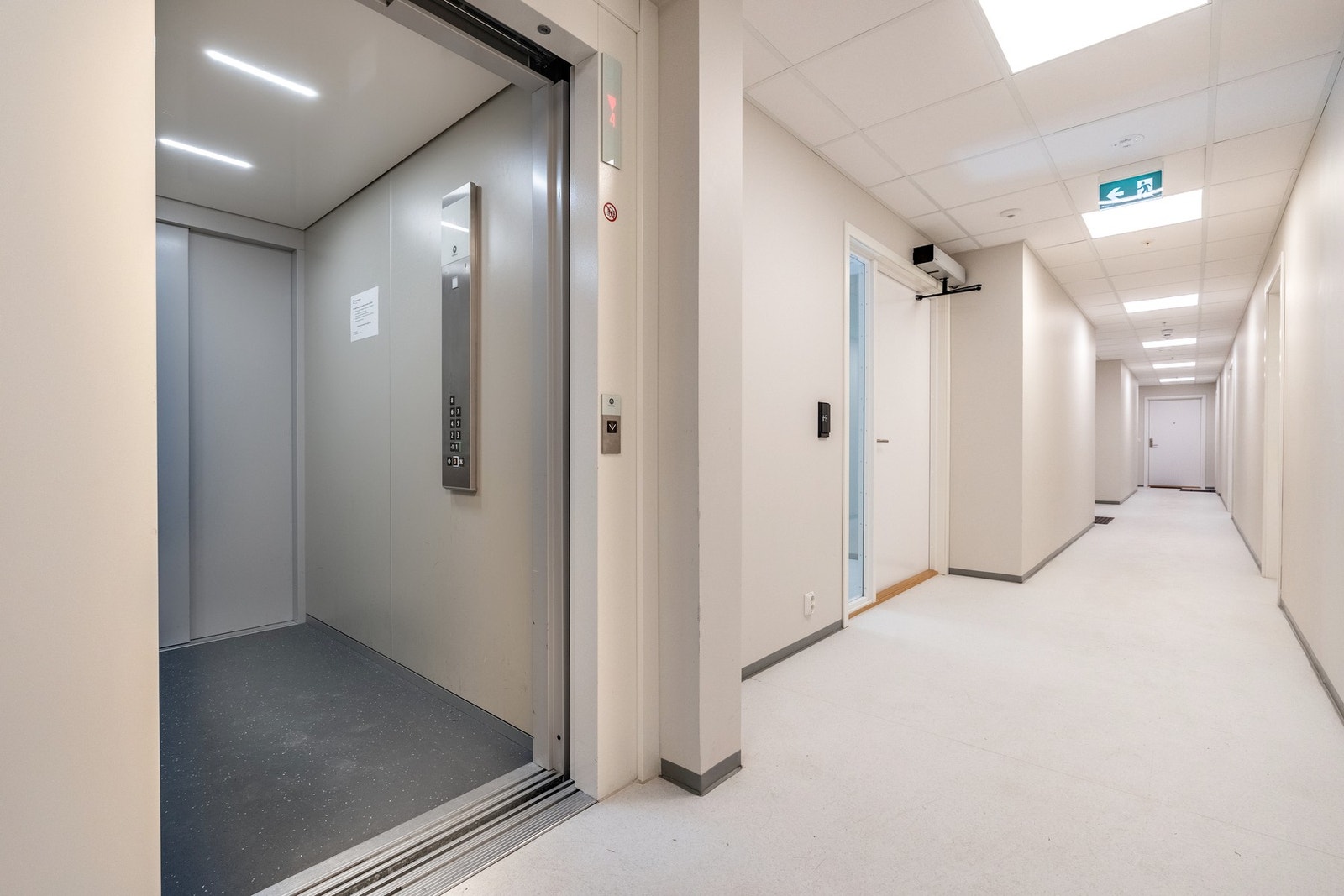 Heis fra inngangsparti til leilighetsetasjen. Galleribilde