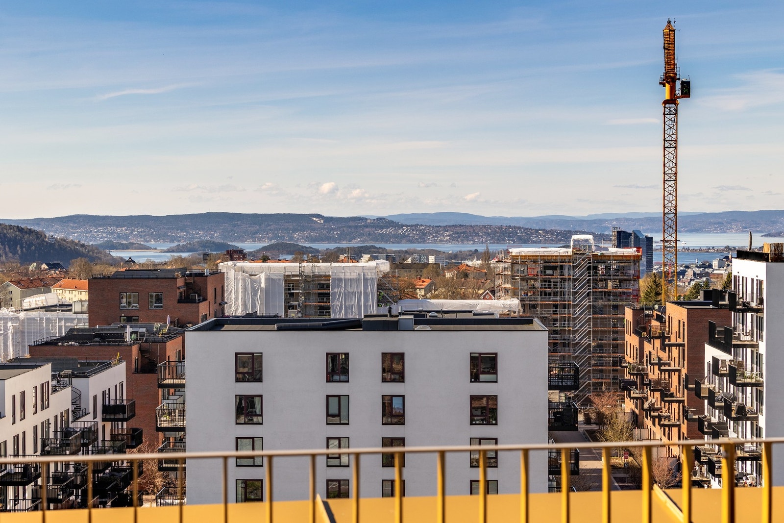 Stor takterrasse for beboerne. Høyt og fritt med flott utsikt. Galleribilde