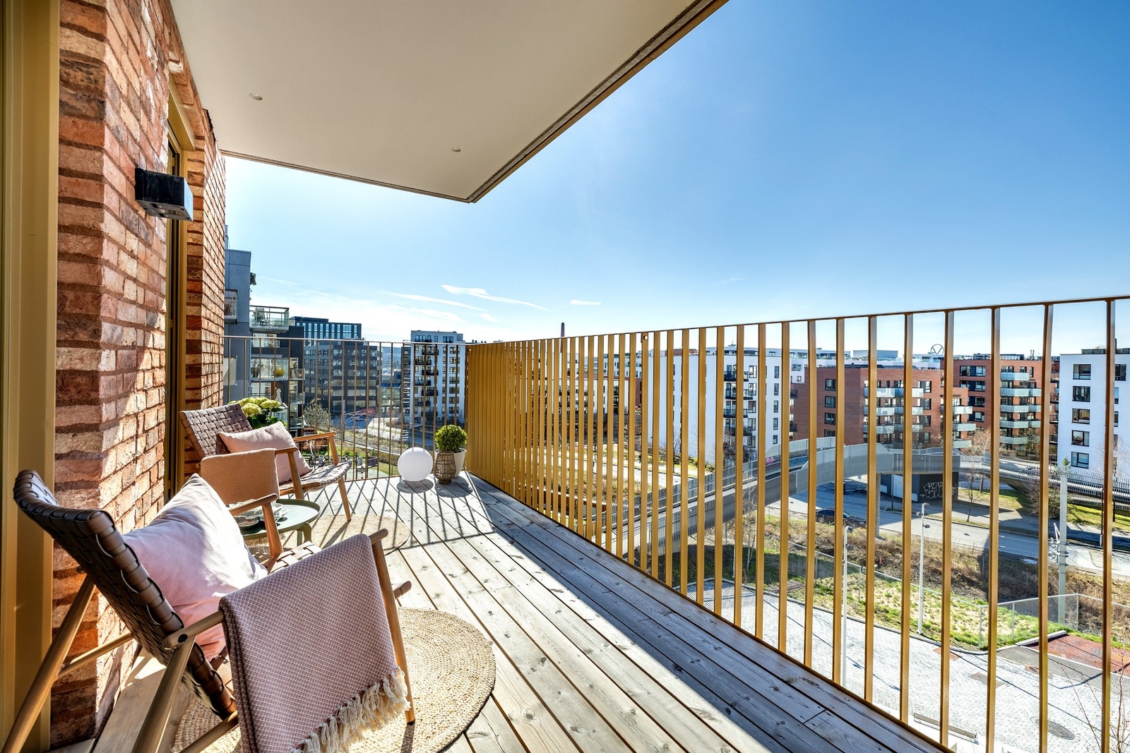 Balkongen er et perfekt sted for avslapning og sosiale sammenkomster, med sol fra kl. 09.00 til kl 19.00 når solen står som høyest. Galleribilde