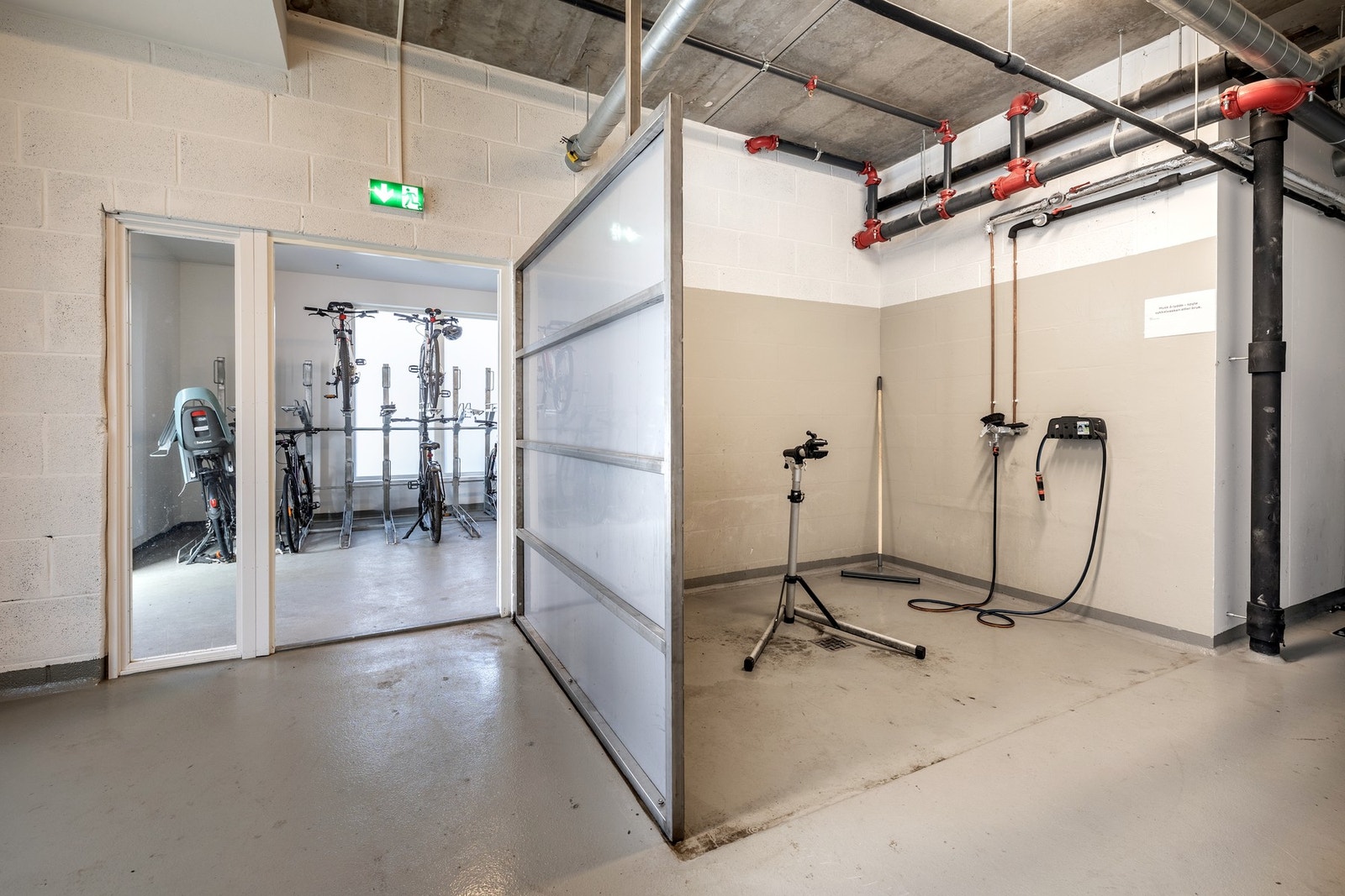 Sameiet har felles sykkelbod med vaskemuligheter. Galleribilde