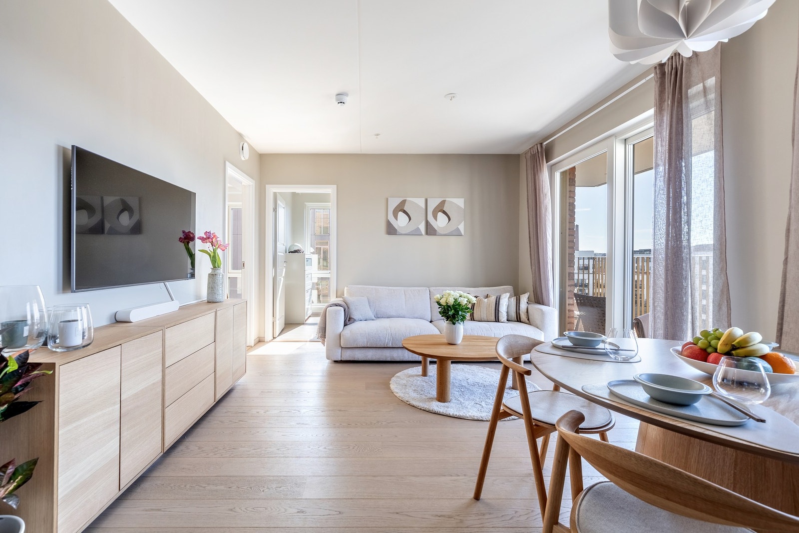 Plass til både en sofagruppe og spisestue, hvor spisestuen danner et naturlig skille mellom sonene. Galleribilde