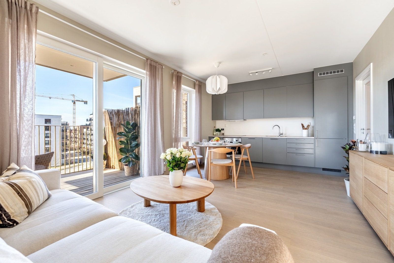 En åpen kjøkkenløsning skaper en sosial og romslig atmosfære, hvor kjøkkenet blir en naturlig forlengelse av stuen - perfekt for hyggelige sammenkomster og samtidig praktisk for hverdagslivet. Galleribilde