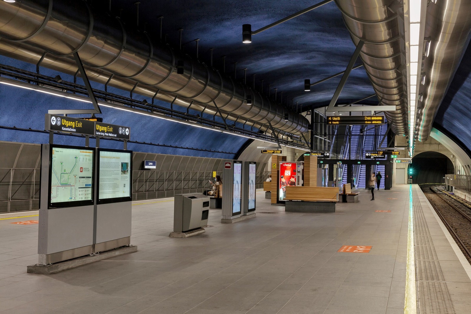 Løren stasjon er en underjordisk T-banestasjon på Lørenbanen, åpnet i 2016, som kobler Ringbanen og Grorudbanen. Galleribilde