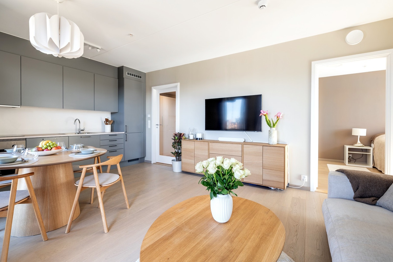 I stuen er det plass til både en sofagruppe og spisestue, hvor spisestuen danner et naturlig skille mellom sonene. Galleribilde
