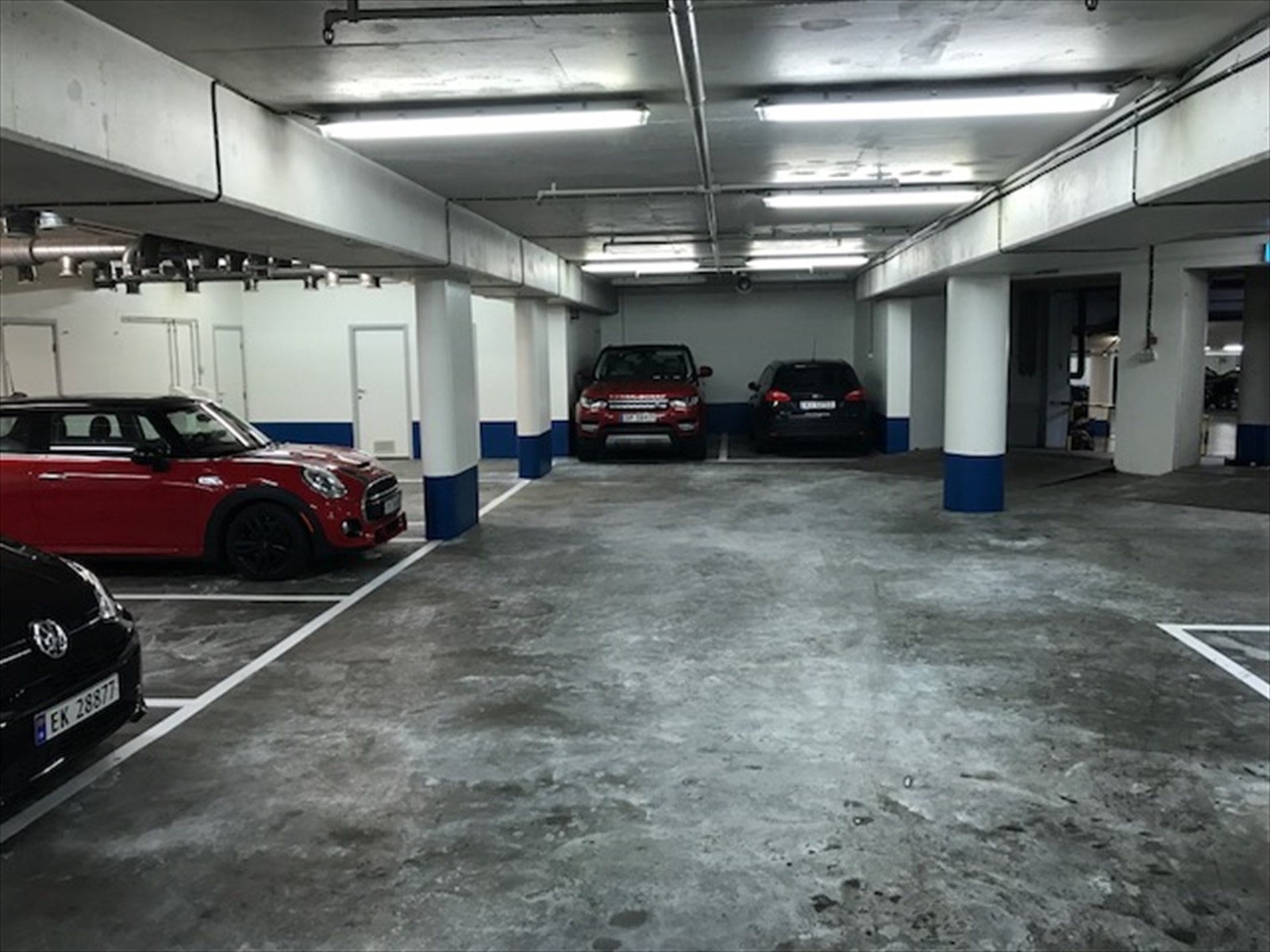 Plassene ligger meget bra til på øverste plan i privat del av parkeringshuset. Galleribilde