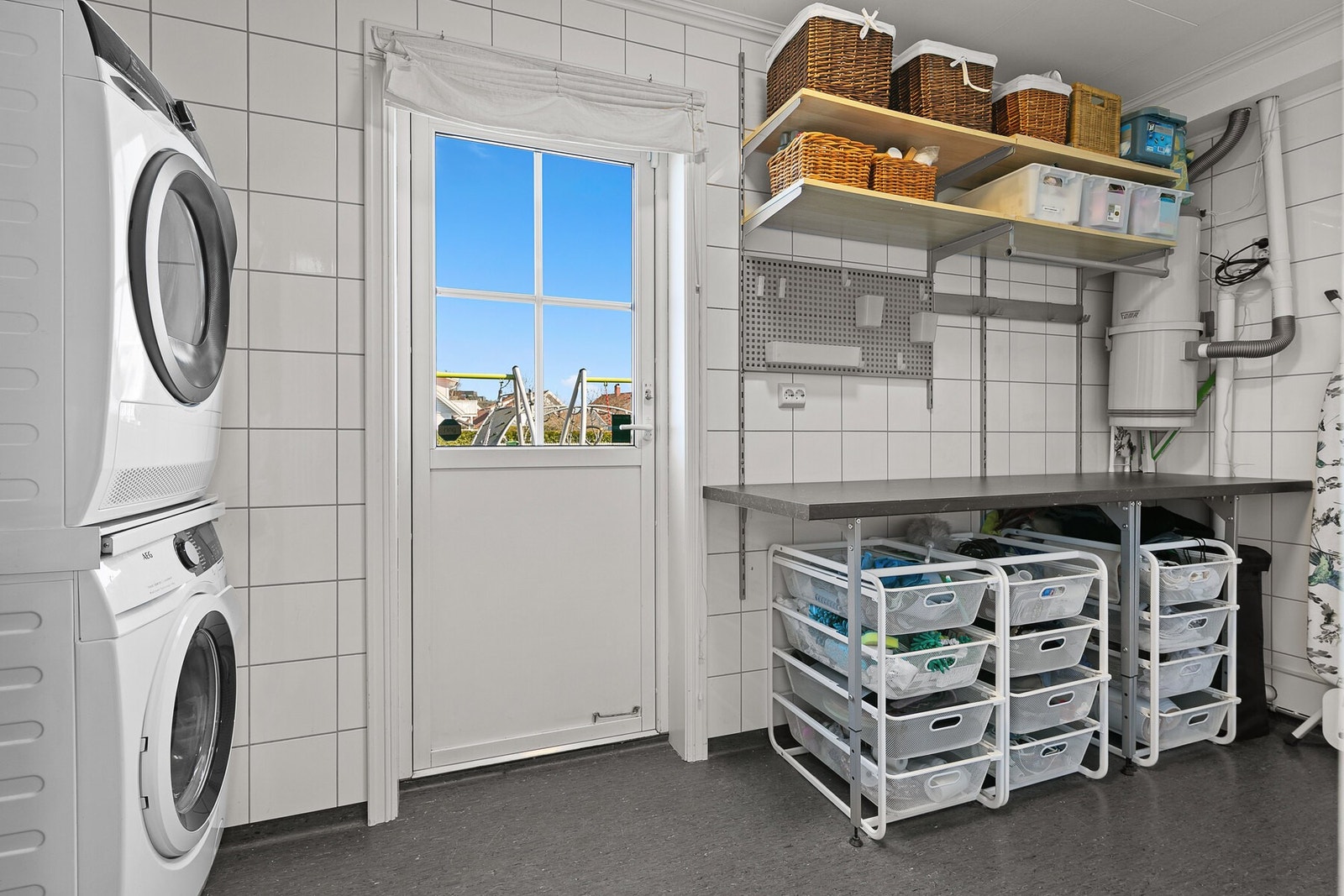 Praktisk vaskerom med god oppbevaringsplass og direkte utgang. Galleribilde