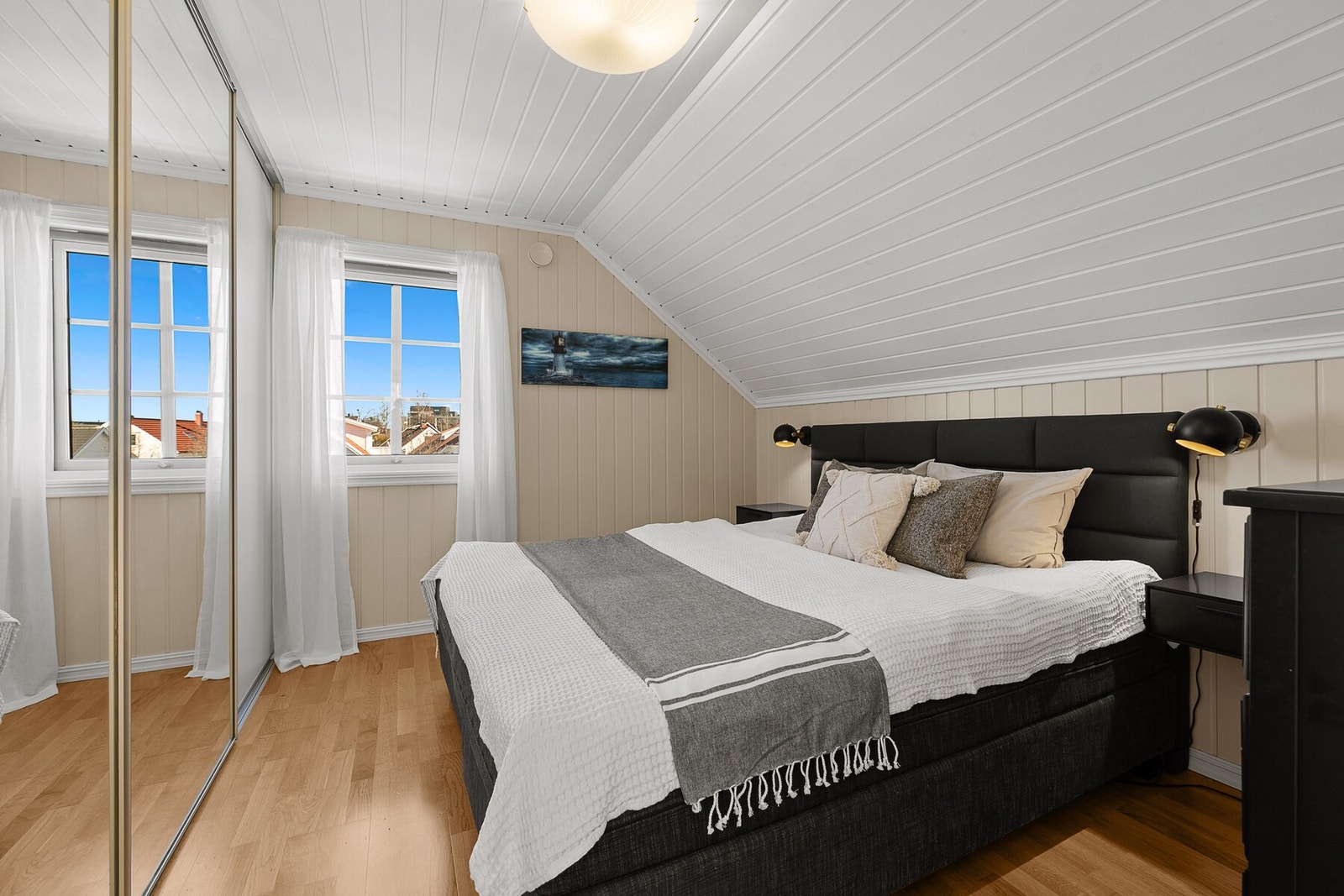 Hovedsoverom med plass til dobbeltseng og garderobeskap. Galleribilde