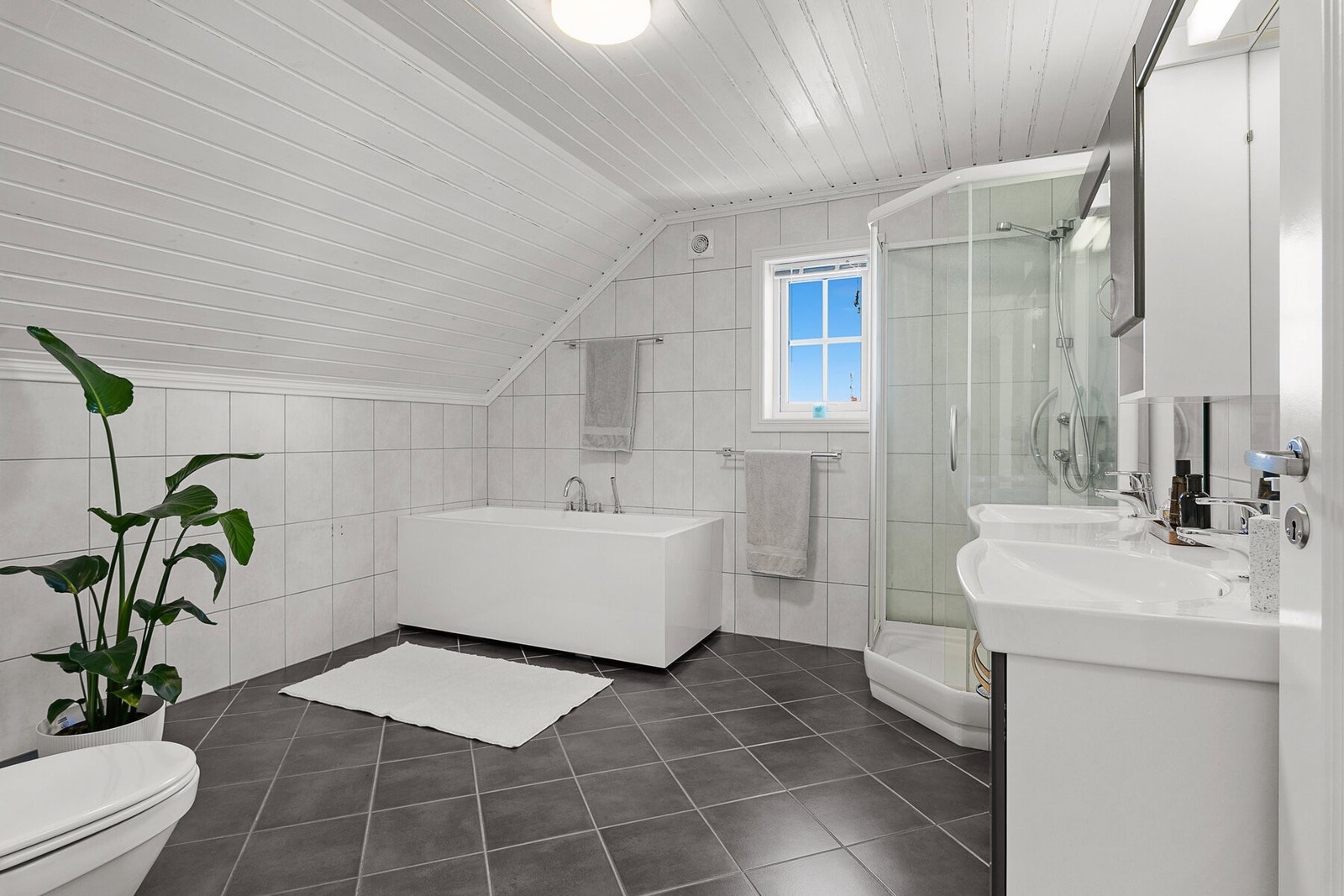 Badet i 2. etasje med nytt badekar fra 2026 Galleribilde