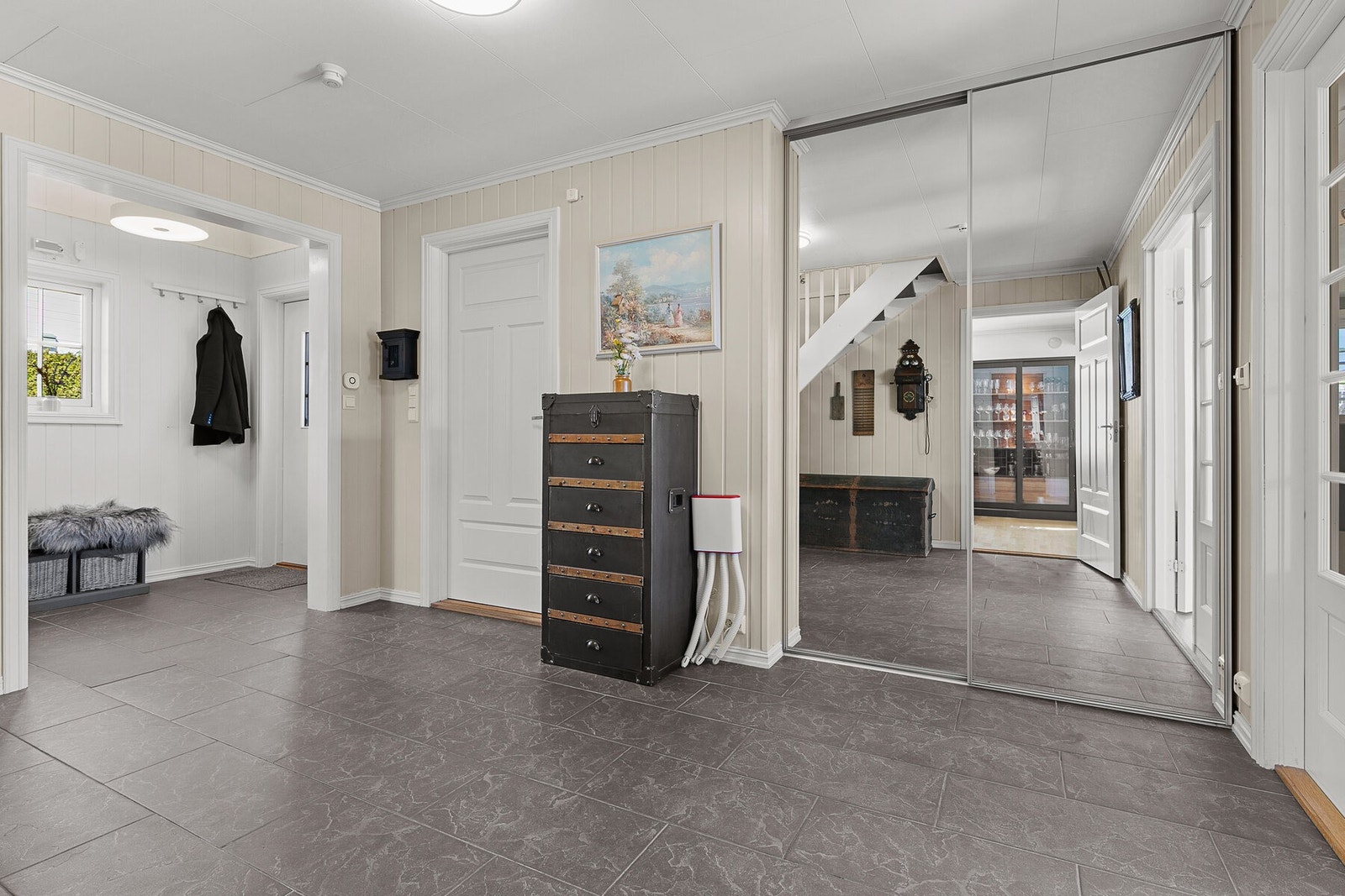 Romslig entré med speilskyvedørsgarderobe og god plass til oppbevaring. Galleribilde