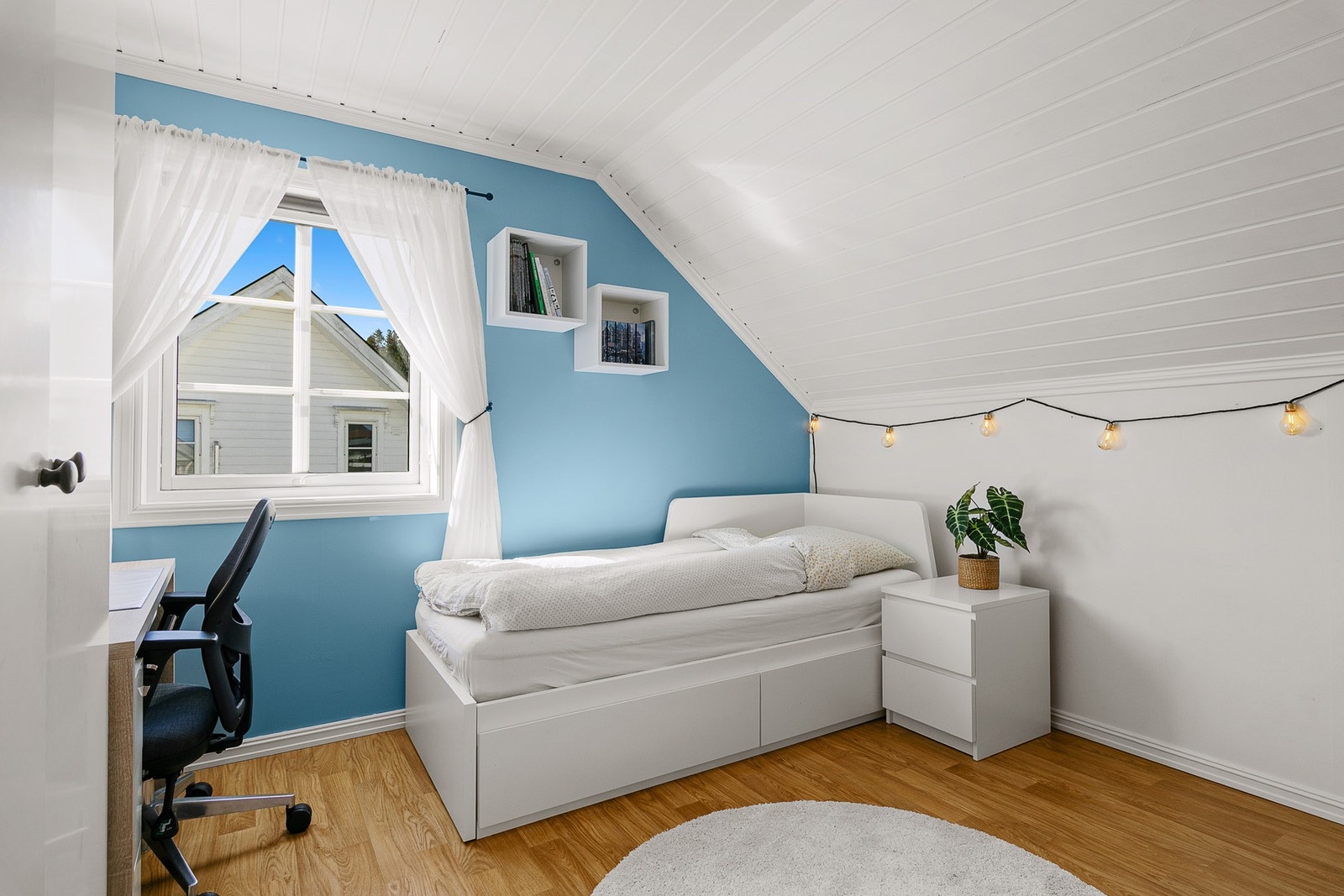 Soverom med plass til seng, skrivebord og oppbevaring. Galleribilde